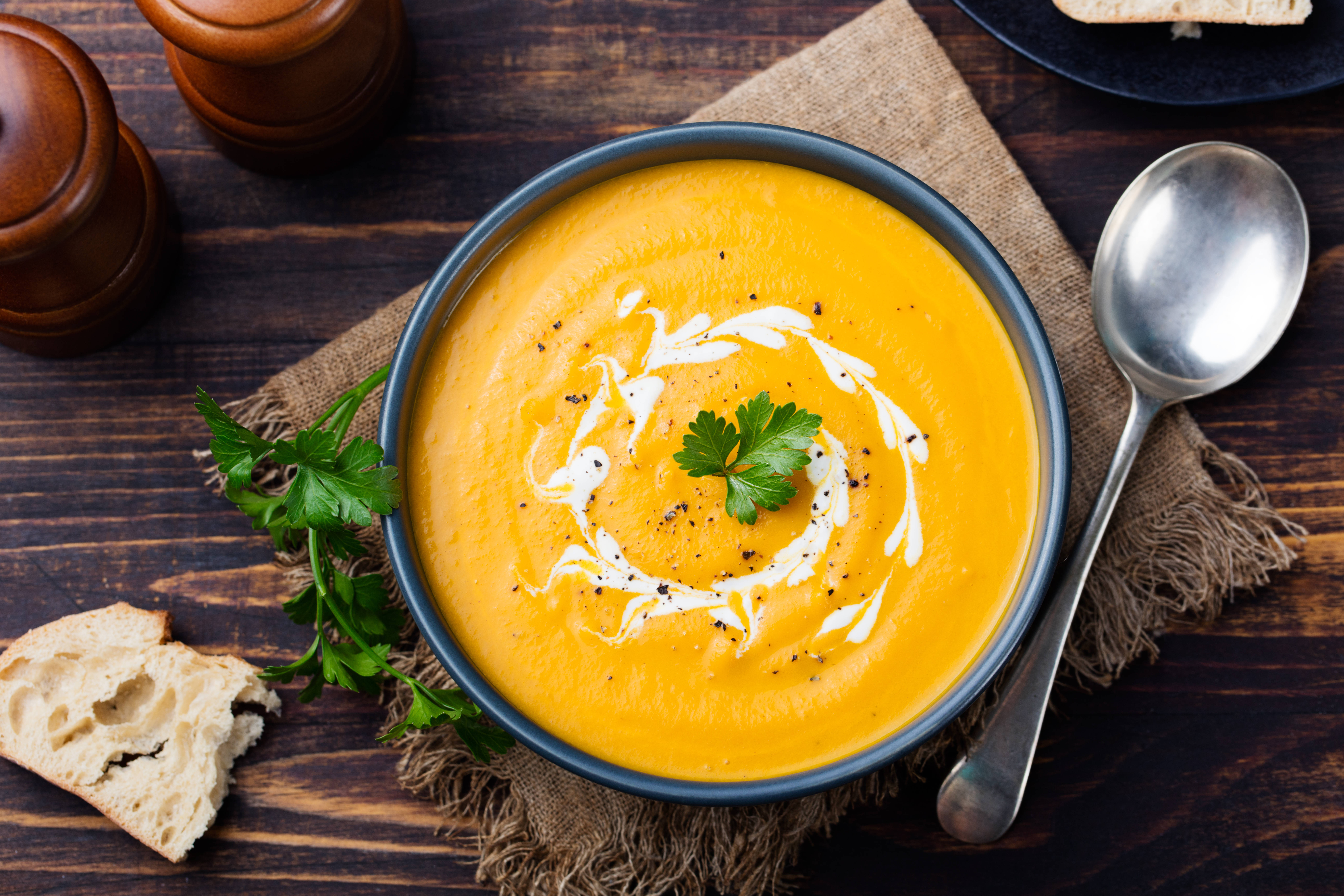 Sopa de abóbora cabotiá: com azeite e salsinha é puro sabor para revigorar as energias