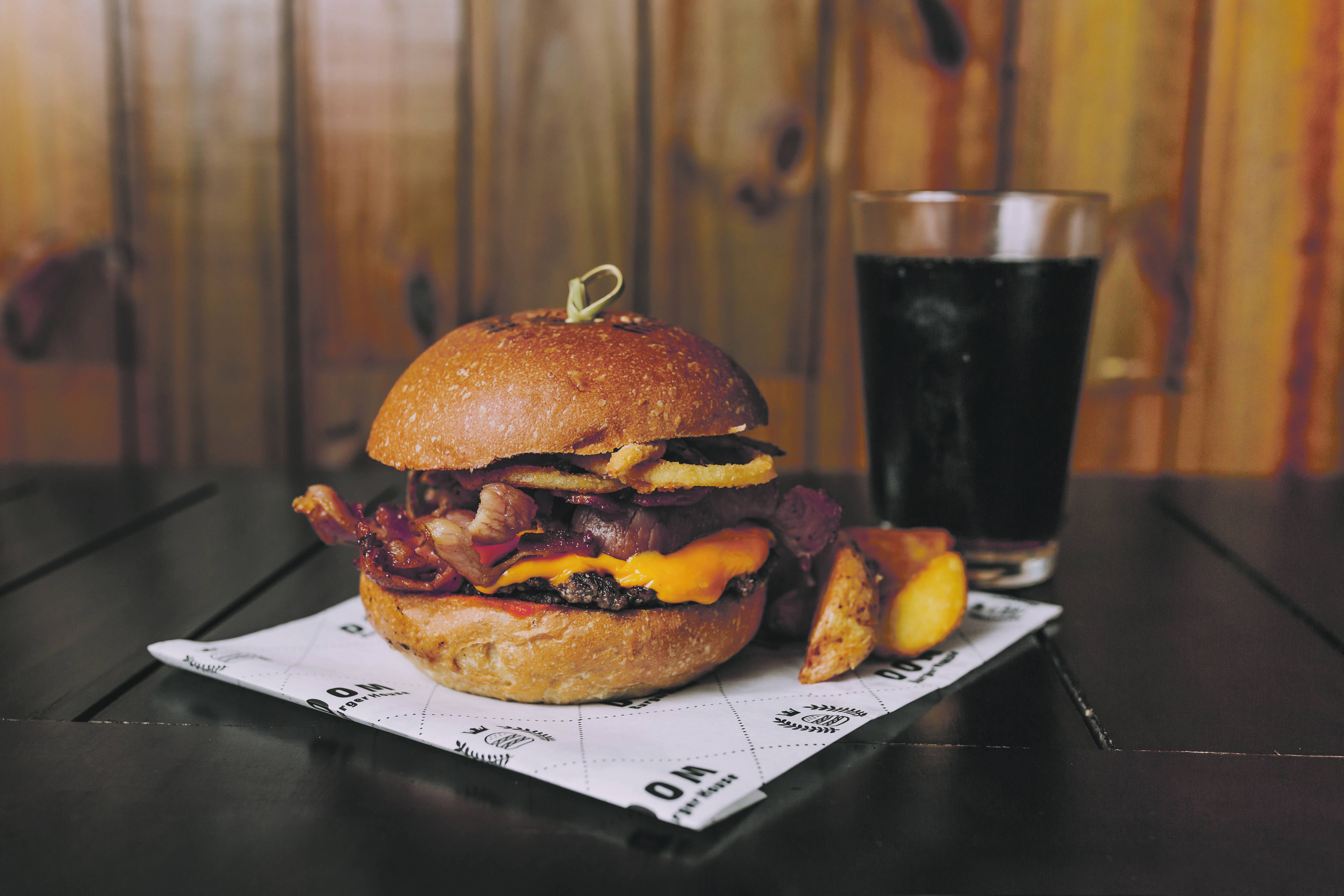 Dom Joseh: criação da Dom Burguer House leva molho rústico de tomate e cebola crispe