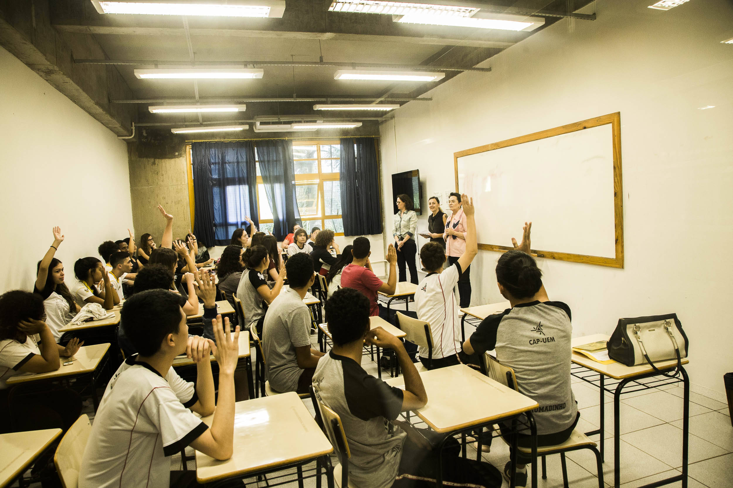 A única condição trazida pela UEM é que os alunos não abandonem as aulas após o término do ano letivo do ensino médio