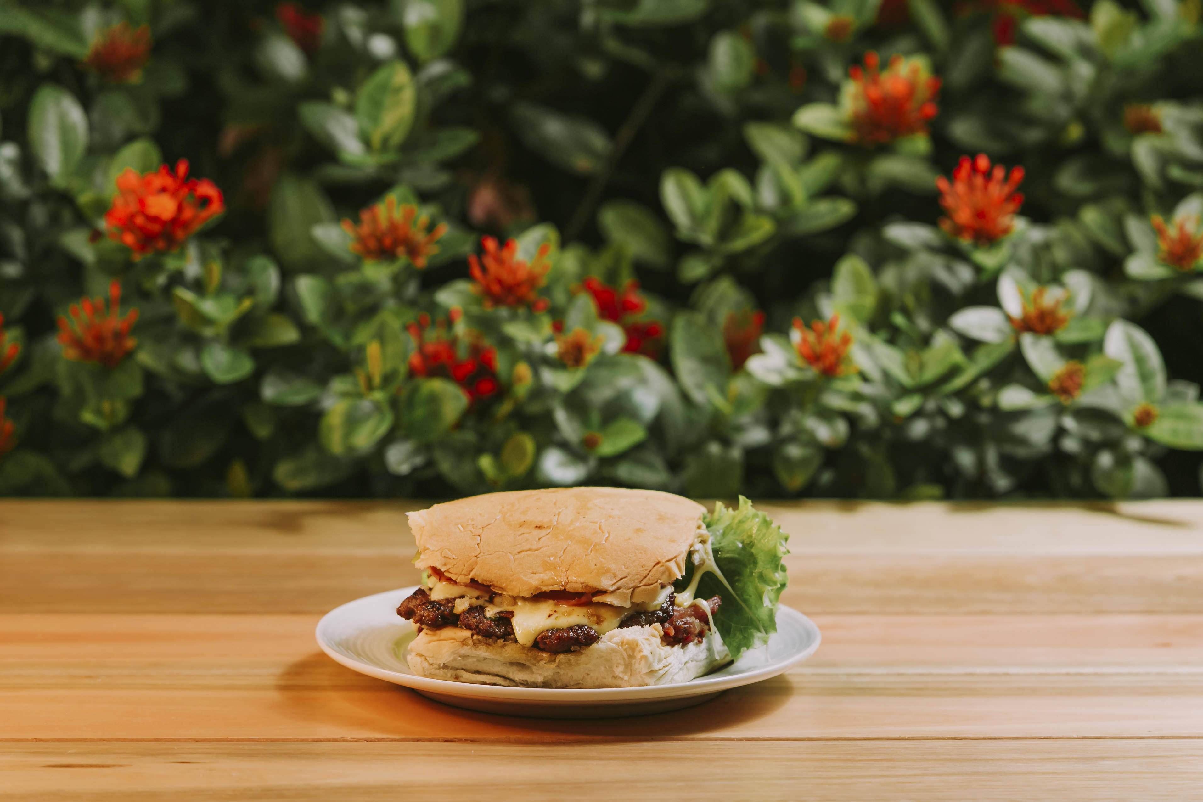 Cheese Burger Especial: hambúguer artesanal, bacon e molho da casa