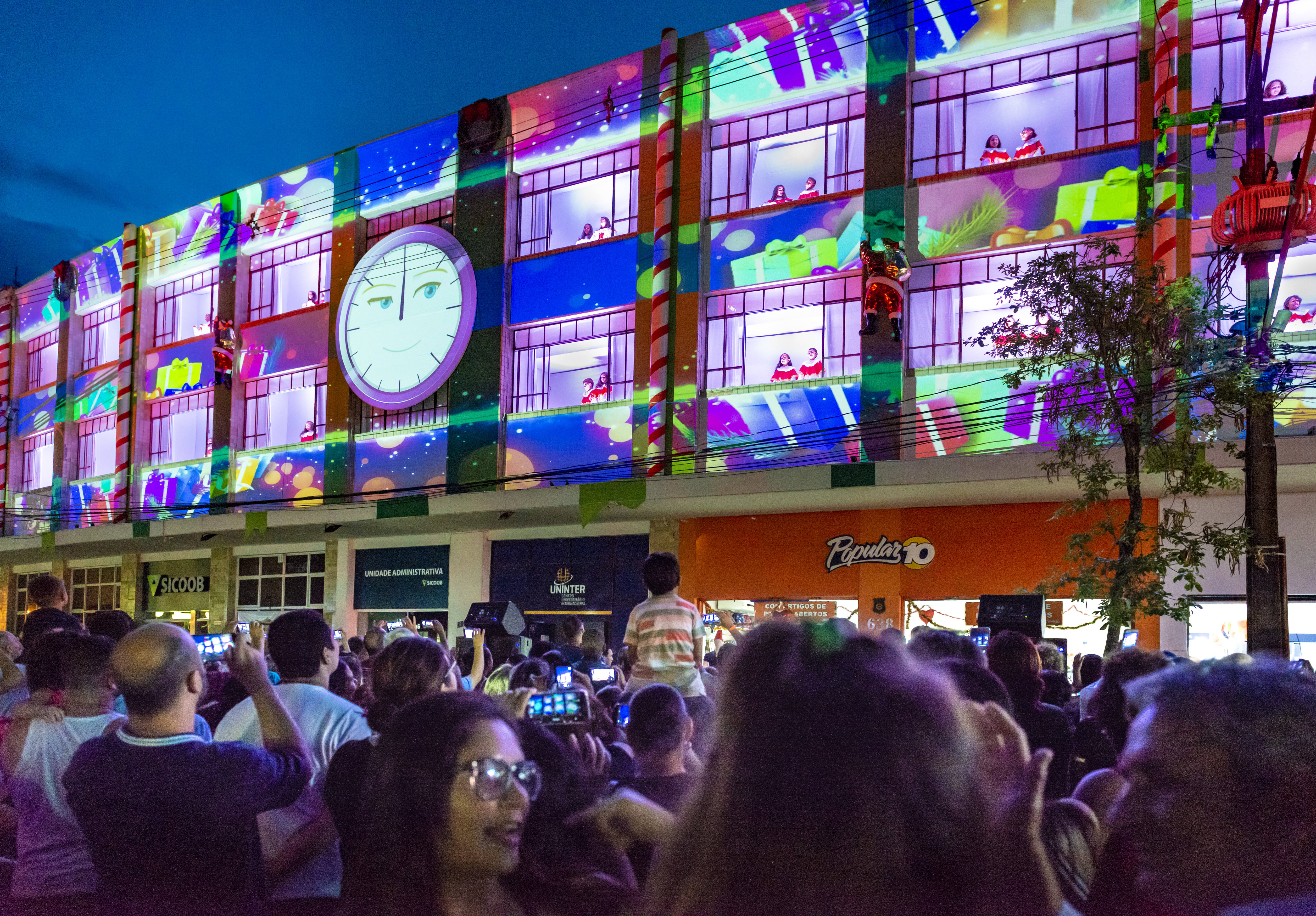 A Cantata de Natal que encanta o público todos os anos, volta nesta terça-feira às janelas do Siccob; no repertório, músicas em vários idiomas e até uma adaptação natalina para o rap