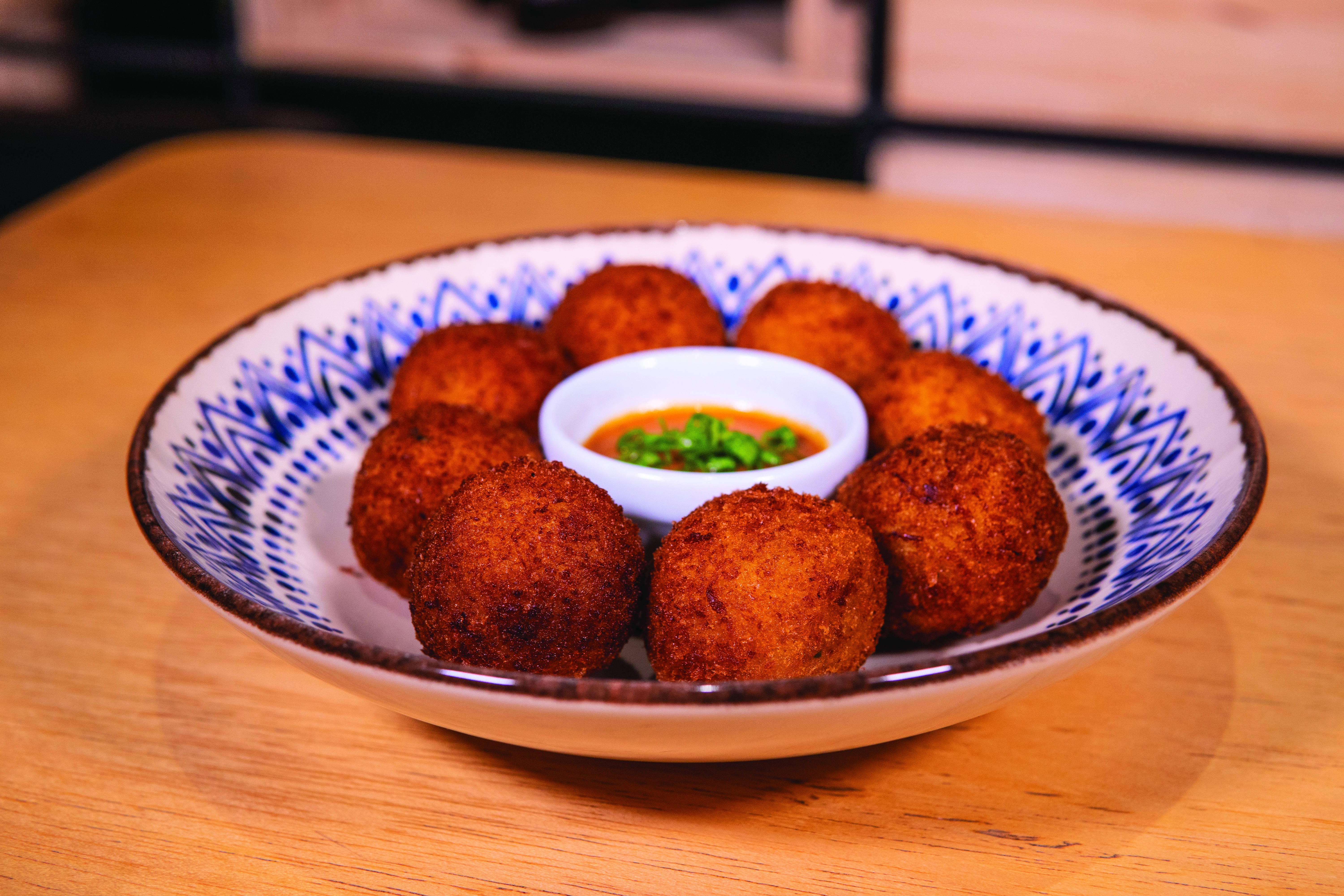 Bolinho de mandioca salsa com costela desfiada: especialidade da Casa Von Borstel