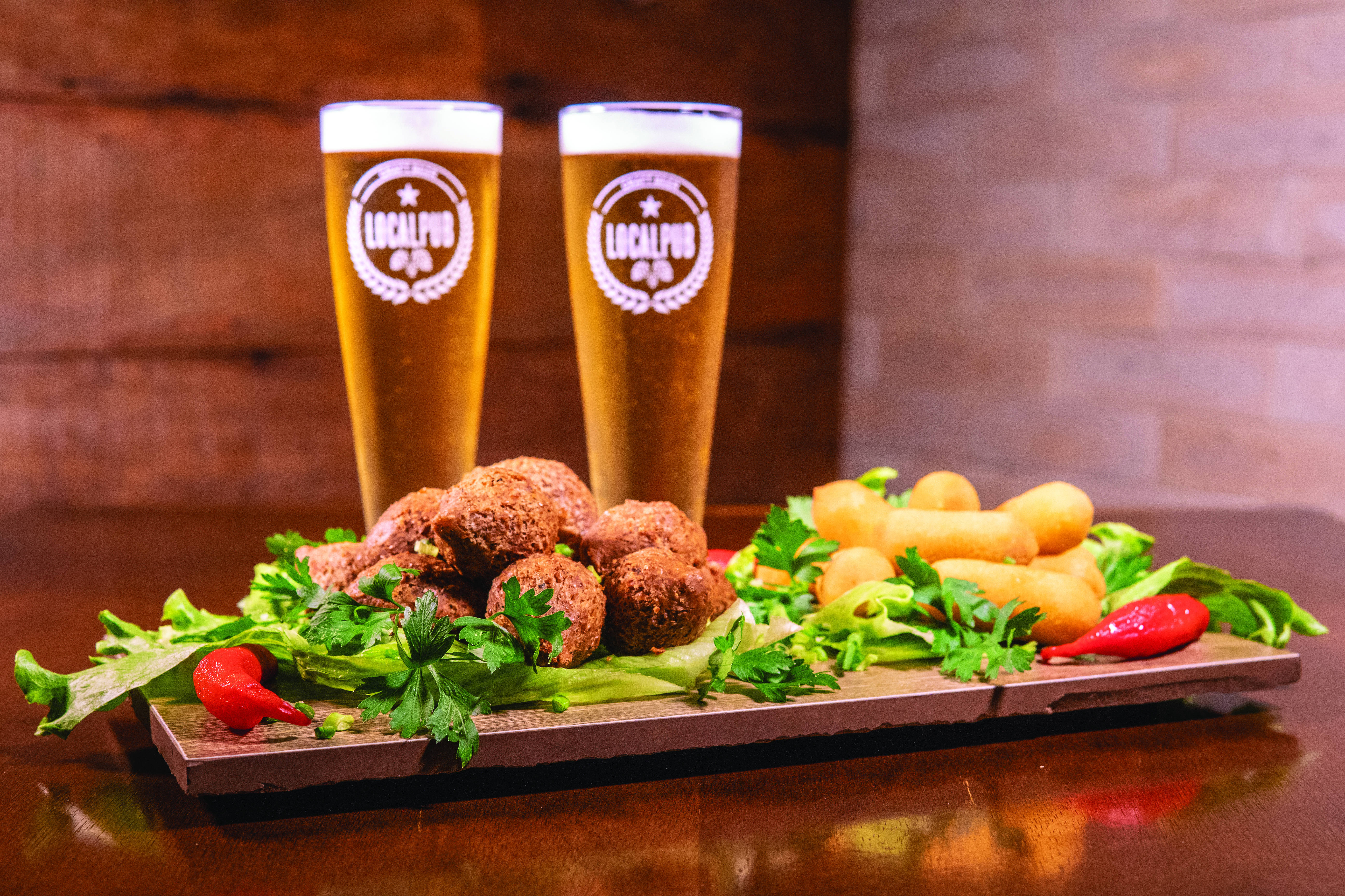 Local Pub: quibe e bolinho de mandioca e carne seca com cerveja artesanal da melhor qualidade