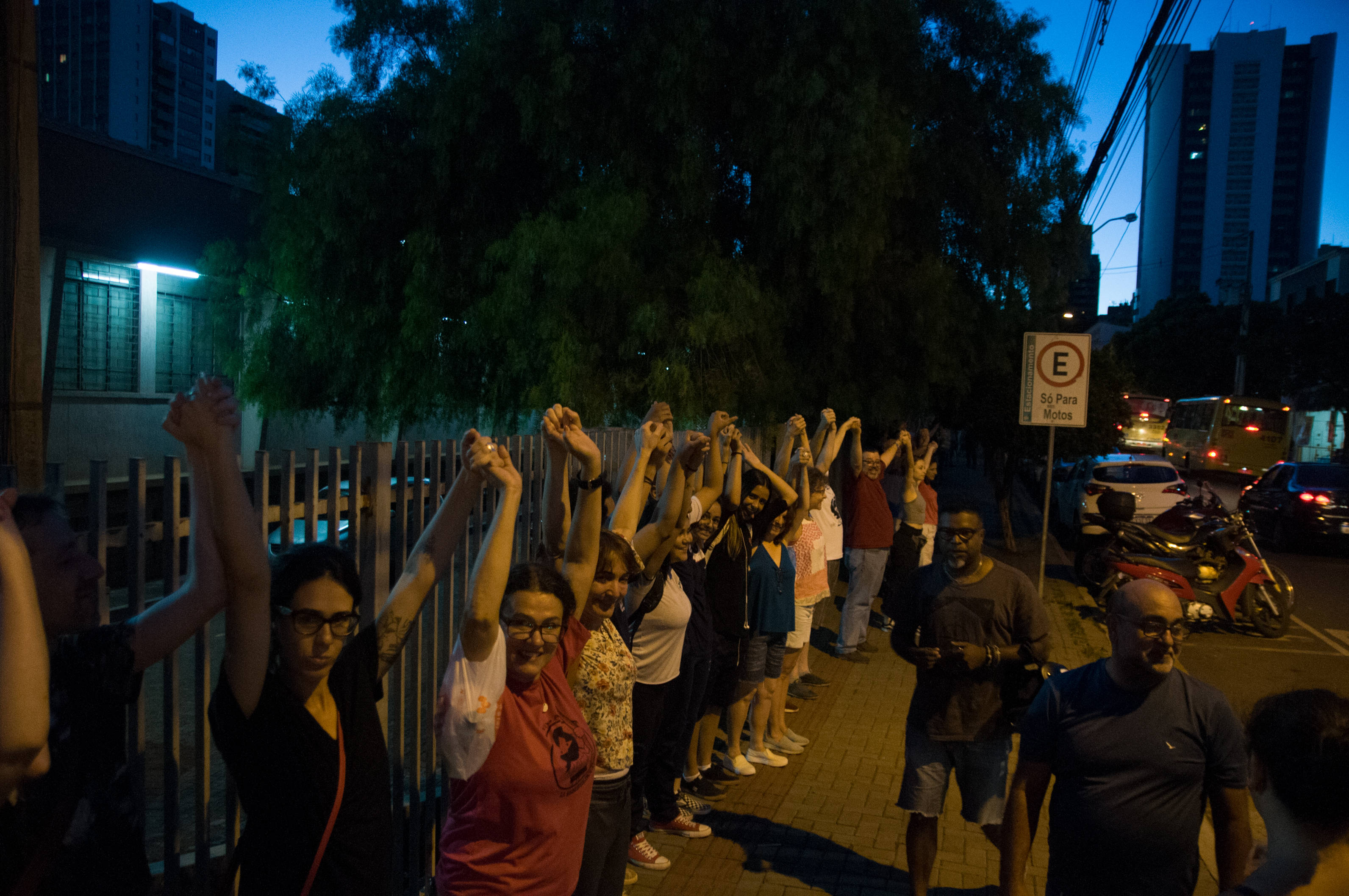 Manifestantes fizeram um abraço simbólico ao Hugo Simas: em defesa da liberdade