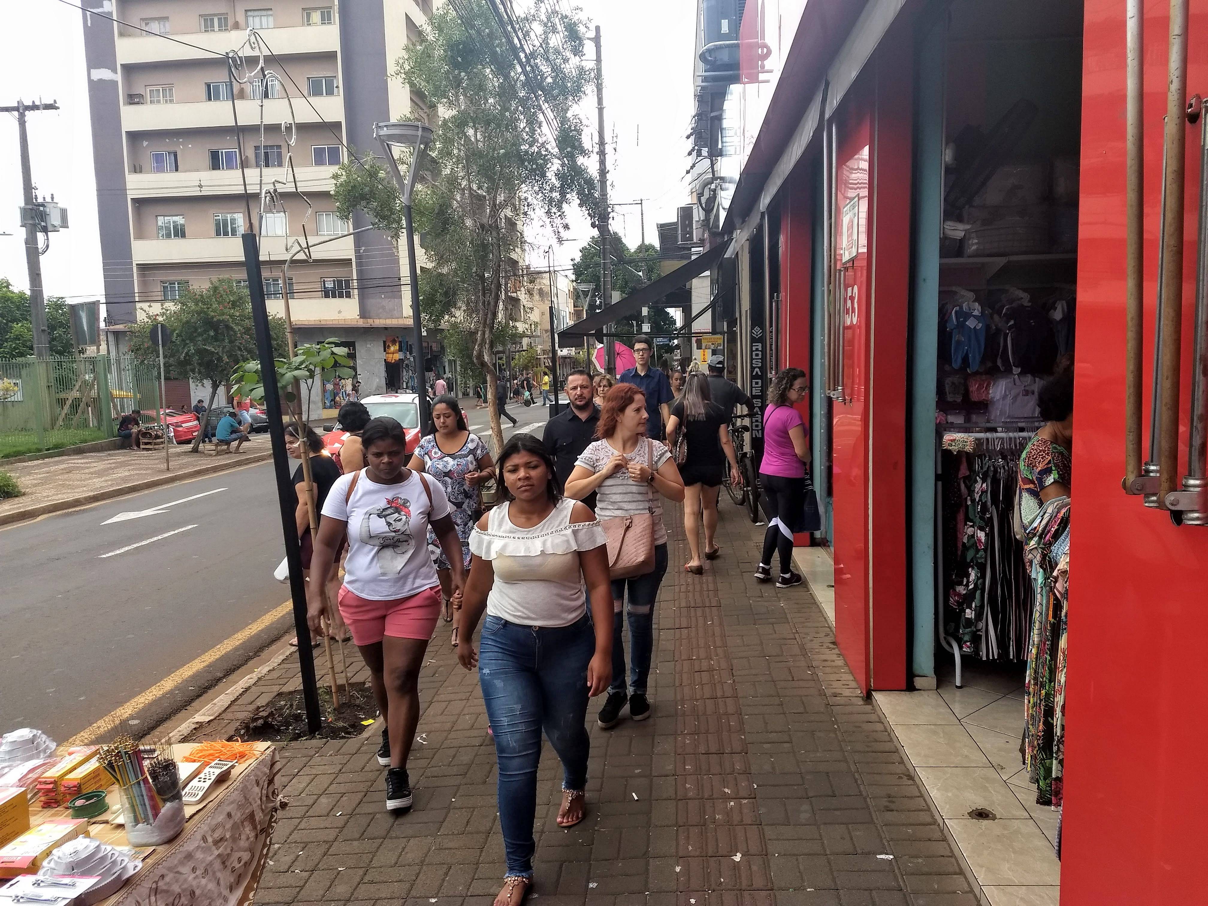 Na véspera de Natal o movimento começou preguiçoso e aos poucos foi ganhando volume e logo as lojas ficaram repletas.