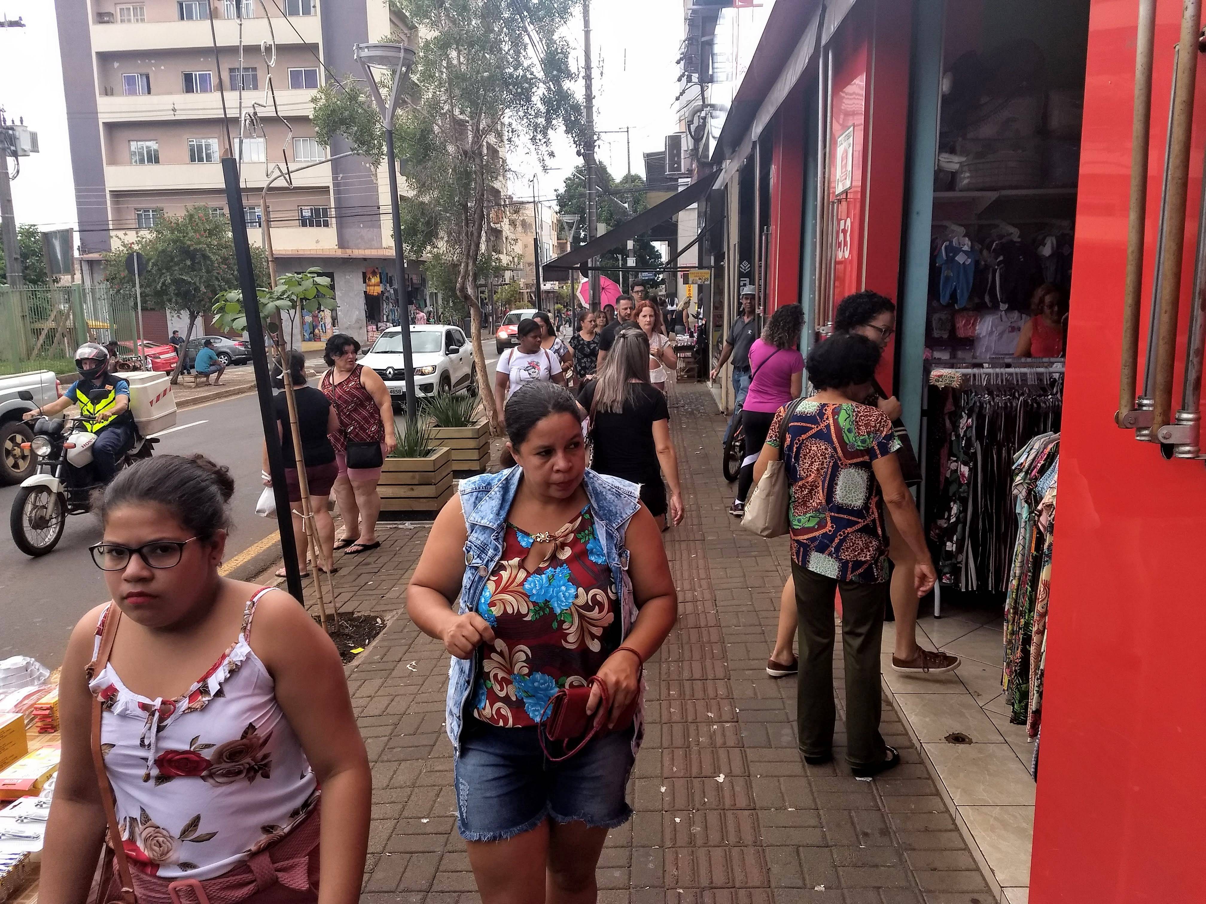 Na véspera de Natal o movimento começou preguiçoso e aos poucos foi ganhando volume e logo as lojas ficaram repletas.