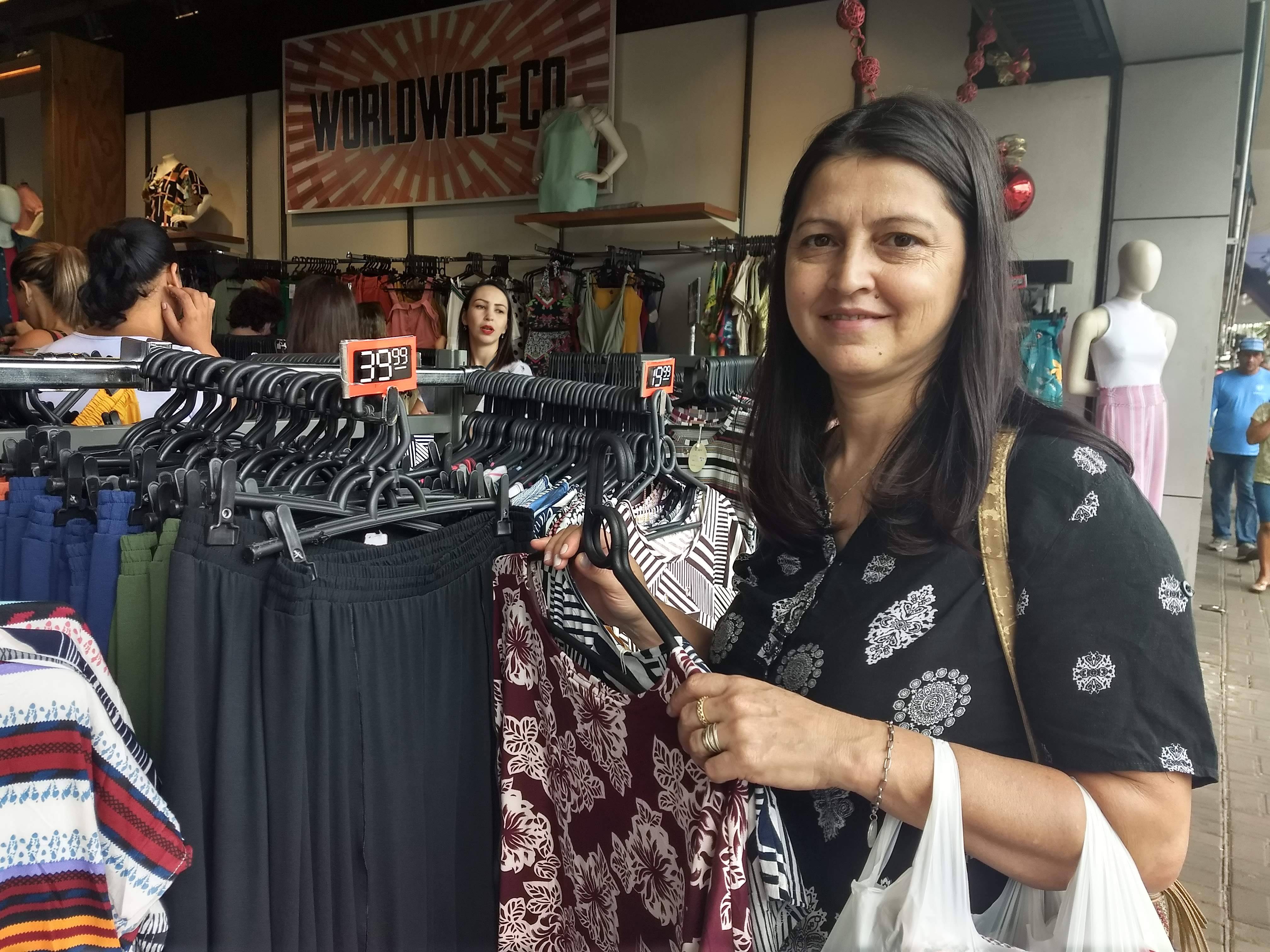 A secretária Lucinei Aparecida Lombardi, 46, aproveitou o comércio aberto até 17 horas para deixar as compras para a última hora.