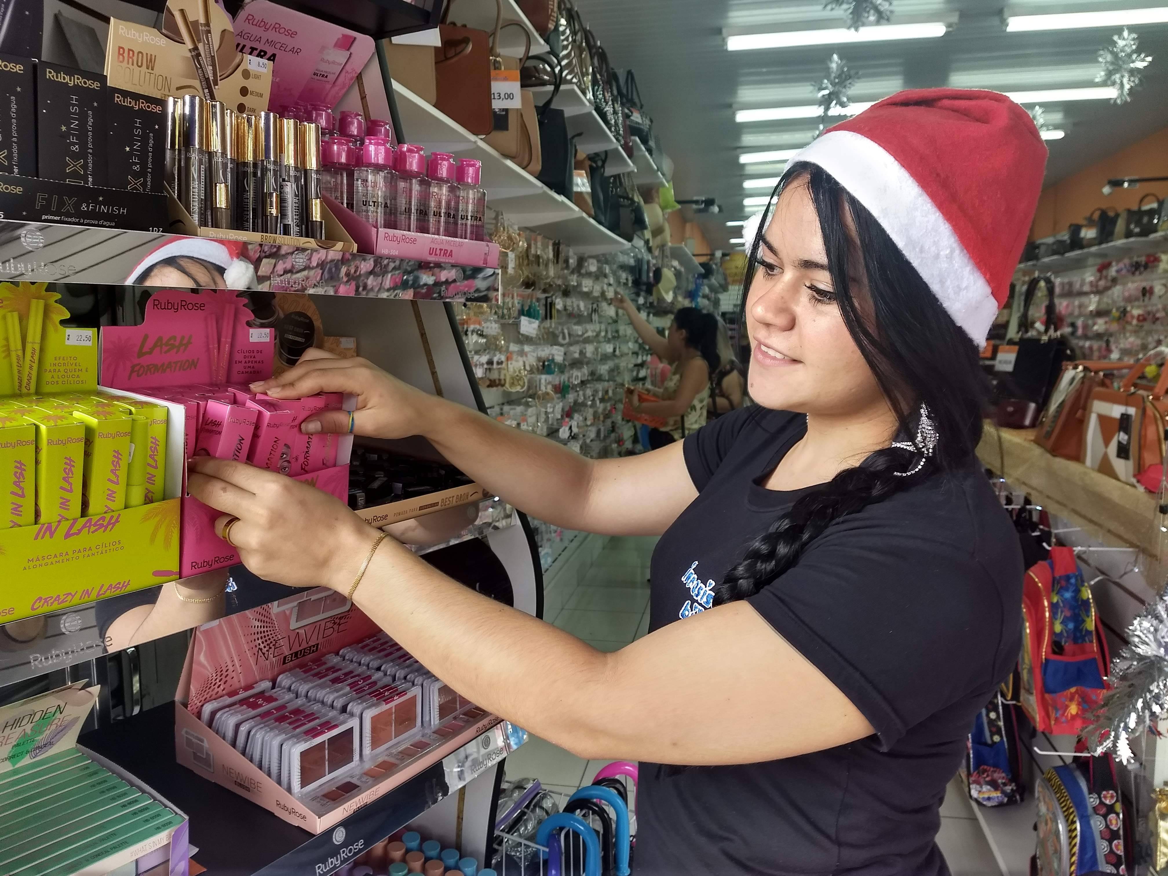 A vendedora Kimberly Fernanda Kavinski, 23, concorda que o movimento foi muito bom este ano.