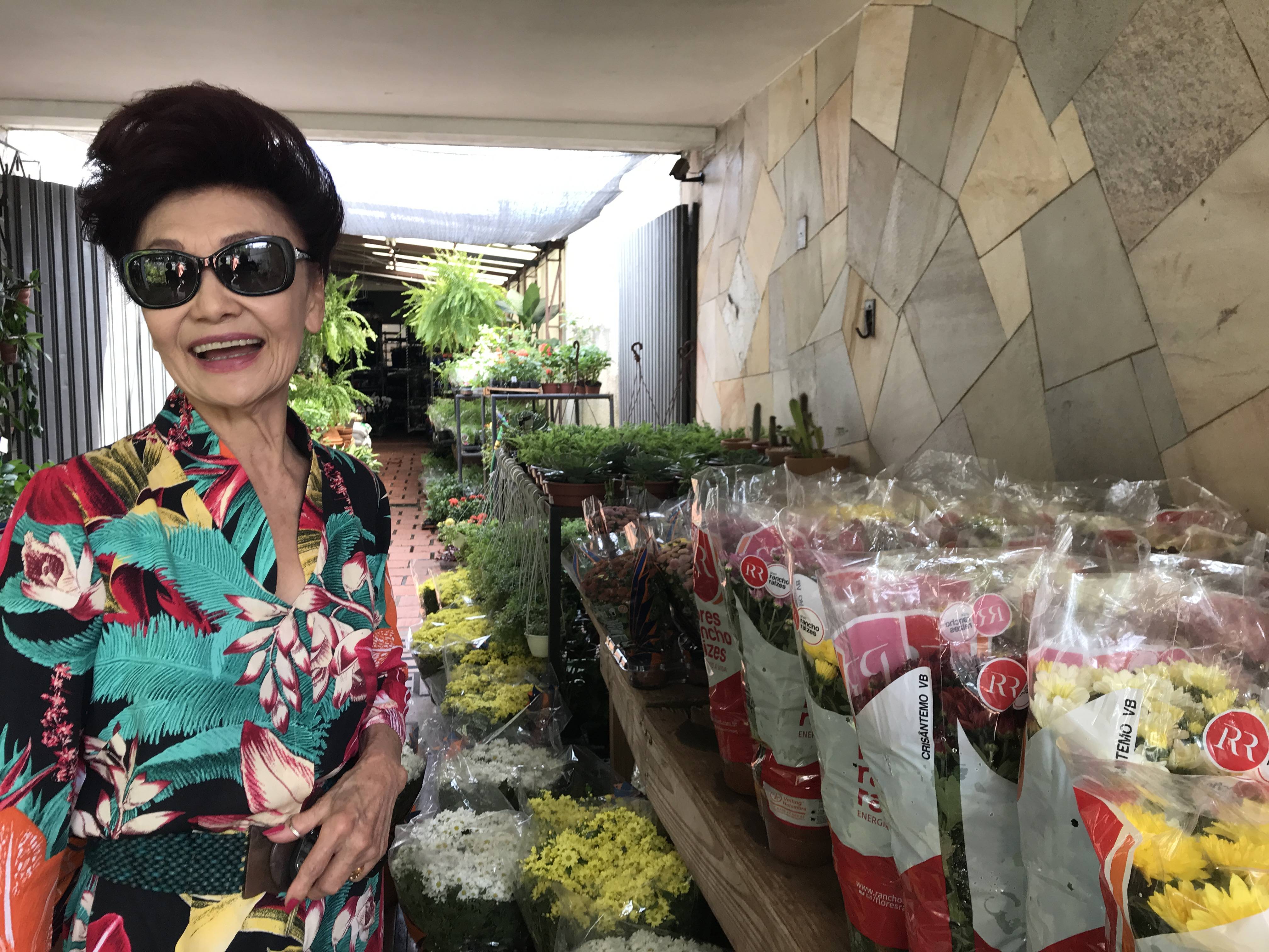 Tieco Hirota espera o Ano Novo com flores, lírios amarelos e trigo decoram a sua casa na Virada