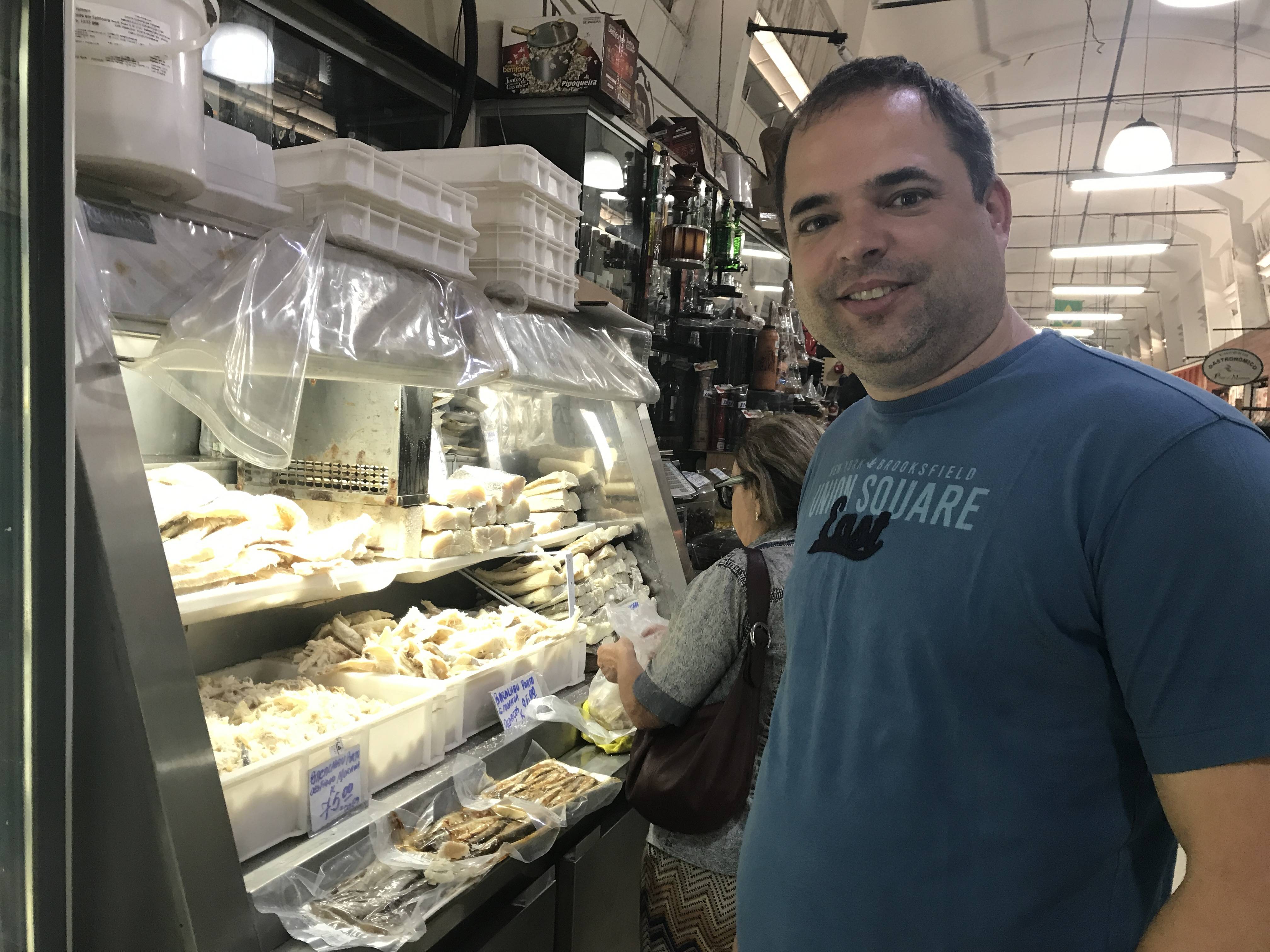 Marcus Nunes respeita a tradição da família espanhola e prepara bacalhau para a festa