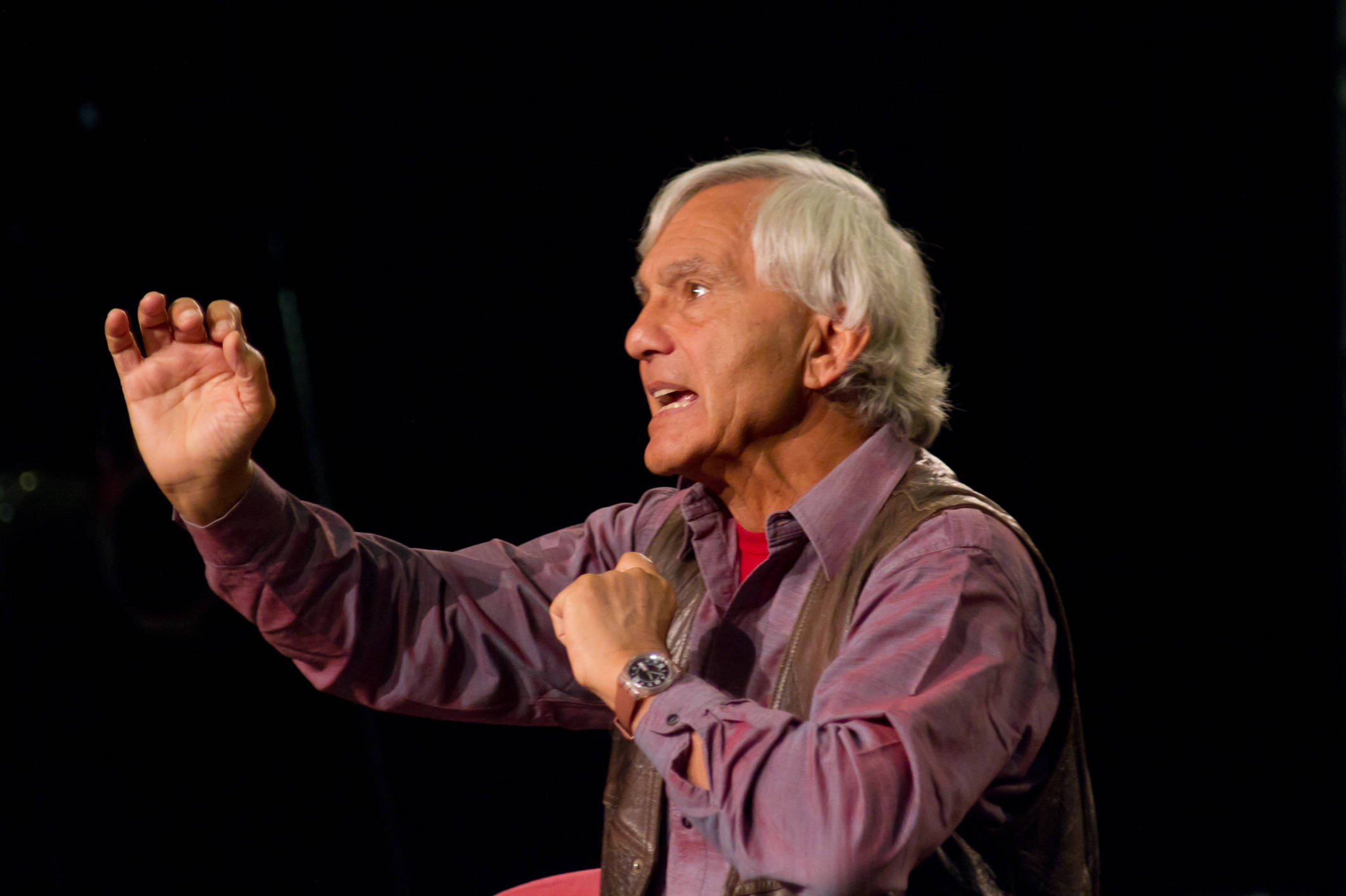Eugenio Barba: “A tecnologia moderna forçará as pessoas do teatro a redefinir o que significa trabalhar através de um instrumento arcaico, o corpo e a mente humana”