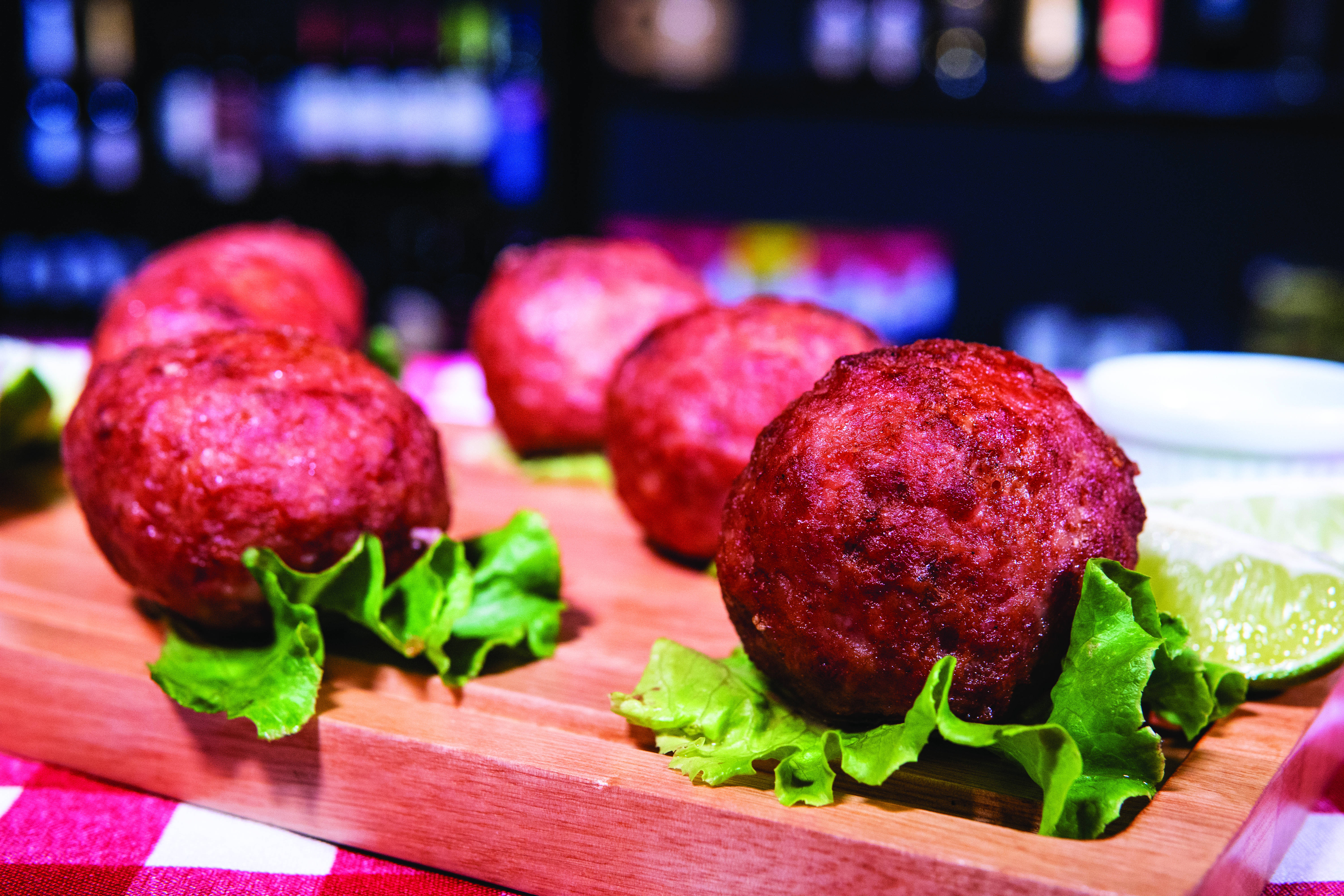 Bolinhos de linguiça artesanal: porção do Barile dá água na boca