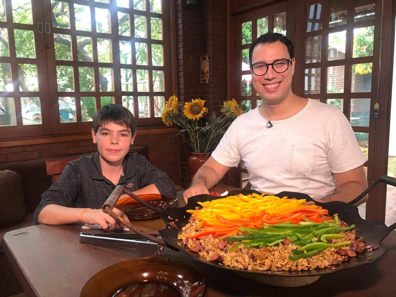 Fábio Luporini com o mini chef Ciro Vianna que ensinou a receita de 'macarrão no disco'