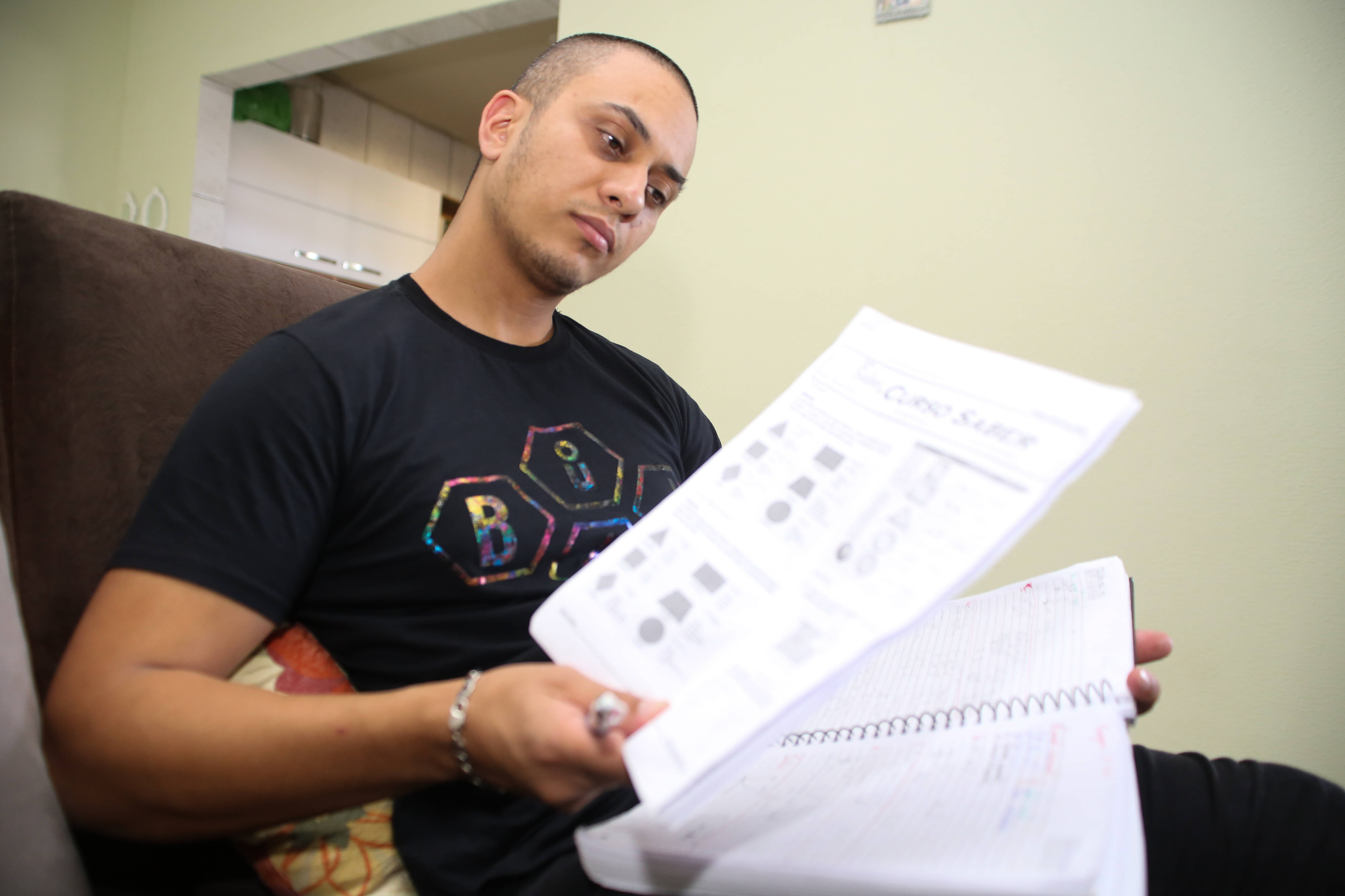 Daniel Benetti Teodoro faz cursinho há três anos e dedica boa parte do dia aos estudos para prestar o concurso da PM