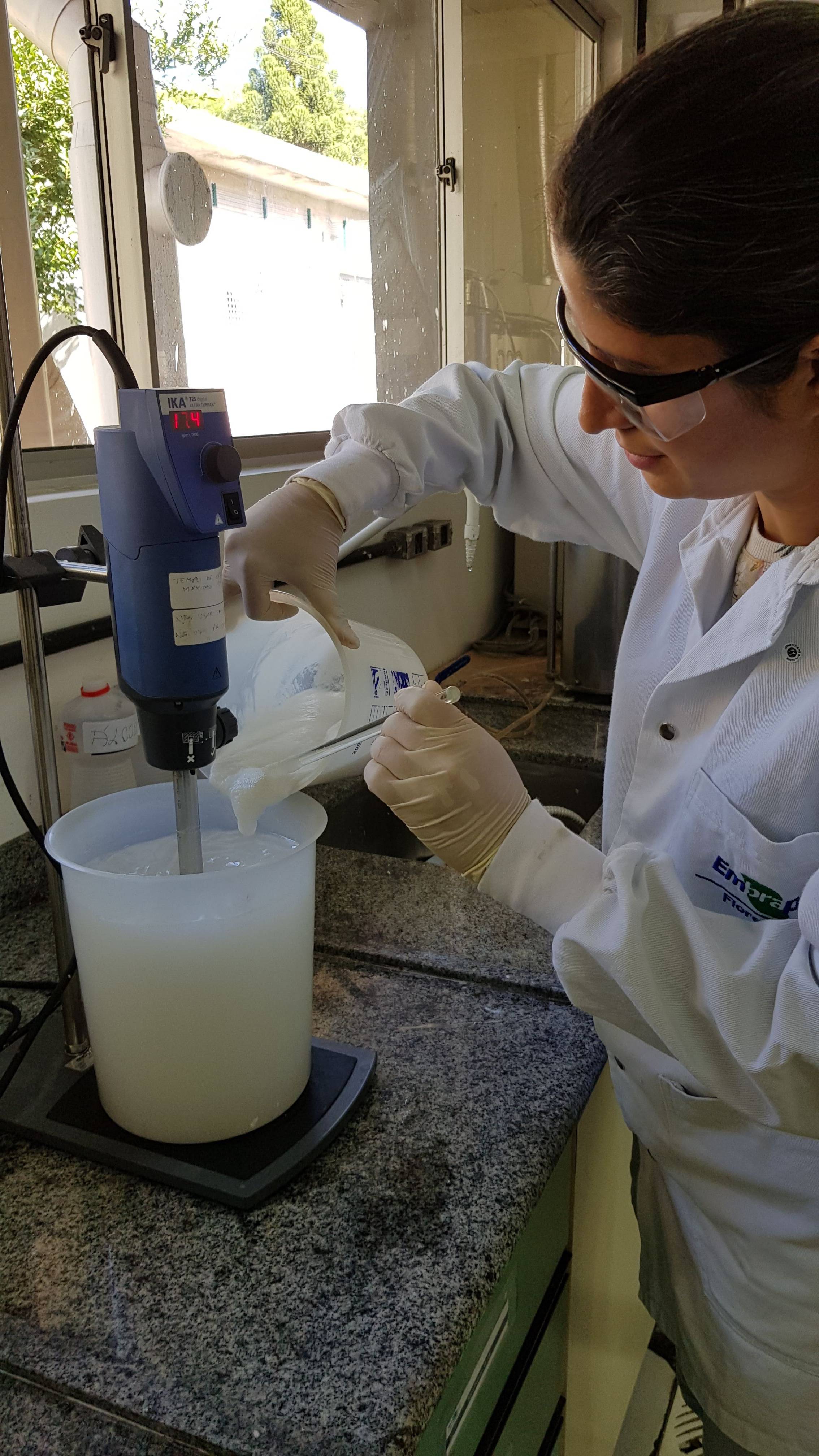Feito em parceira Embrapa e Klabin, novo espessante é produzido em escala de laboratório