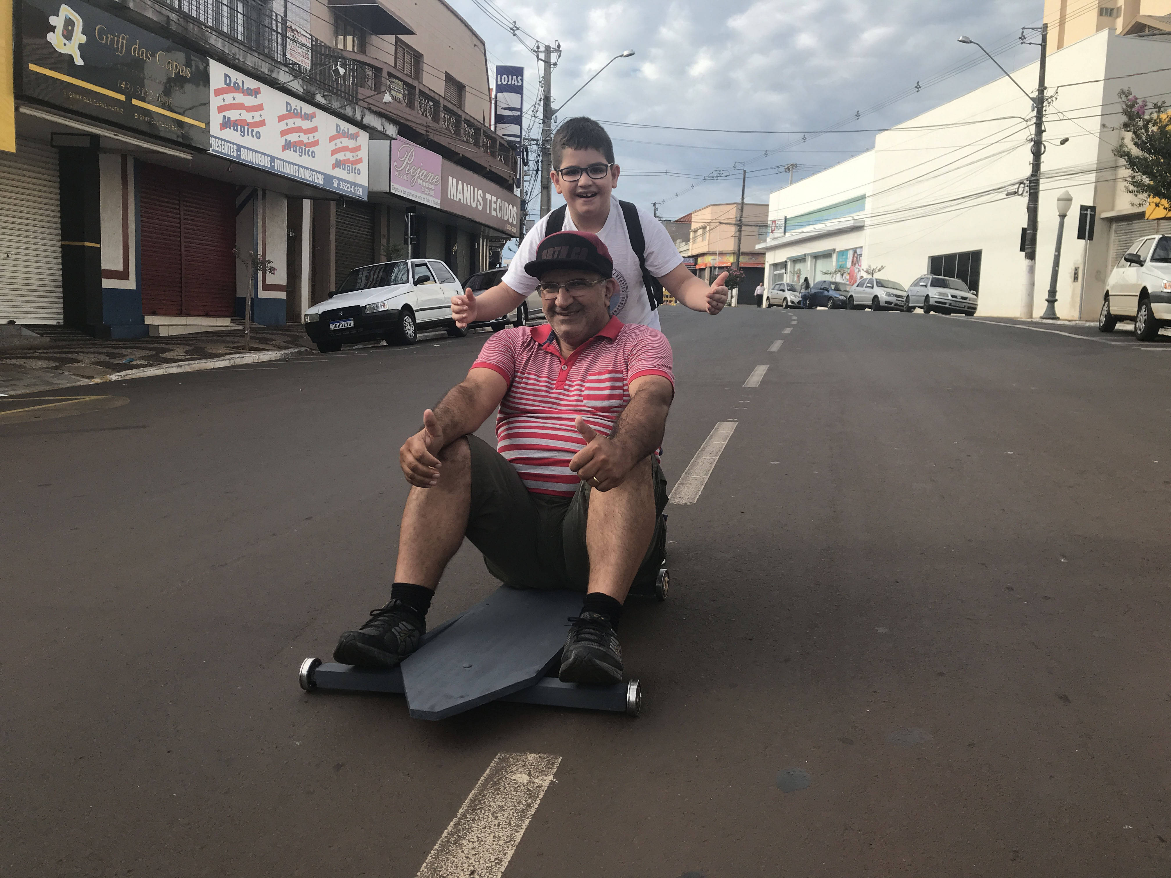 Nostalgia uniu pais e filhos: Flávio, 8, o pai Silvio, 45