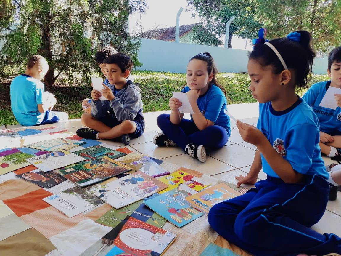 Escola Municipal Maria Carmelita Vilela Magalhães no primeiro dia de atividade