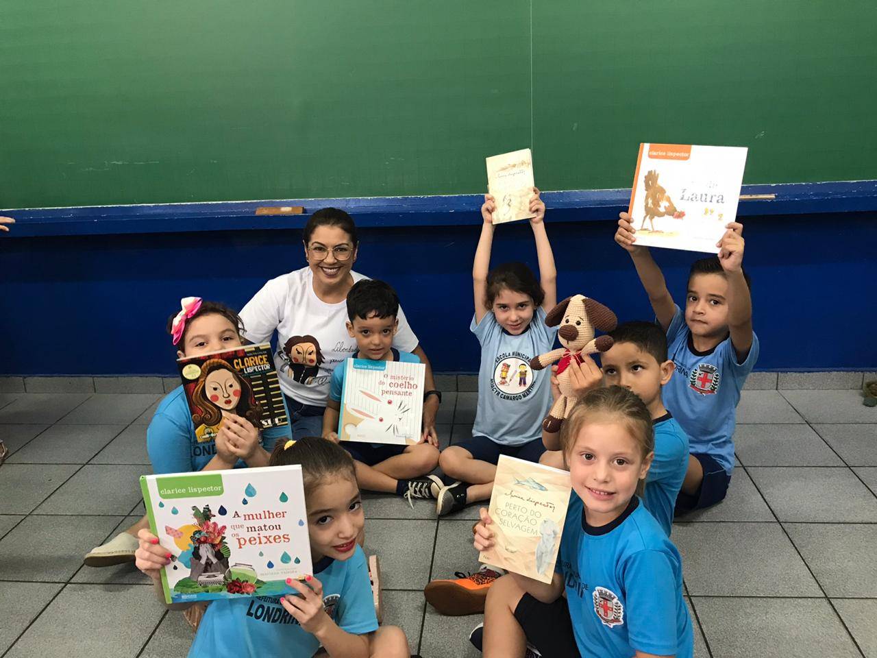 Alunos da Escola Municipal Moacyr Camargo e a professora Alessandra Batista