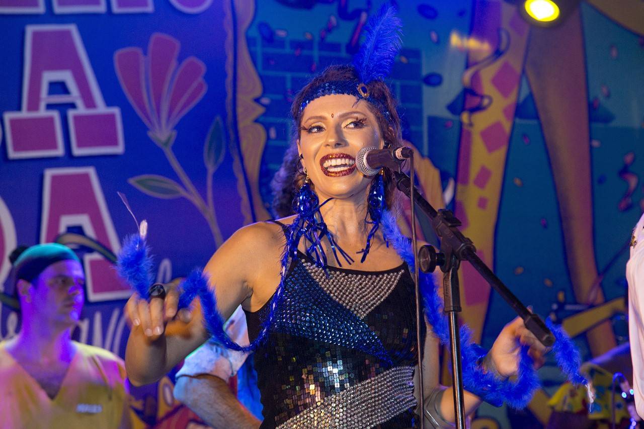 Gisele de Oliveira, cantora do BBQ: "São só quatro dias de carnaval, temos que nos permitir"