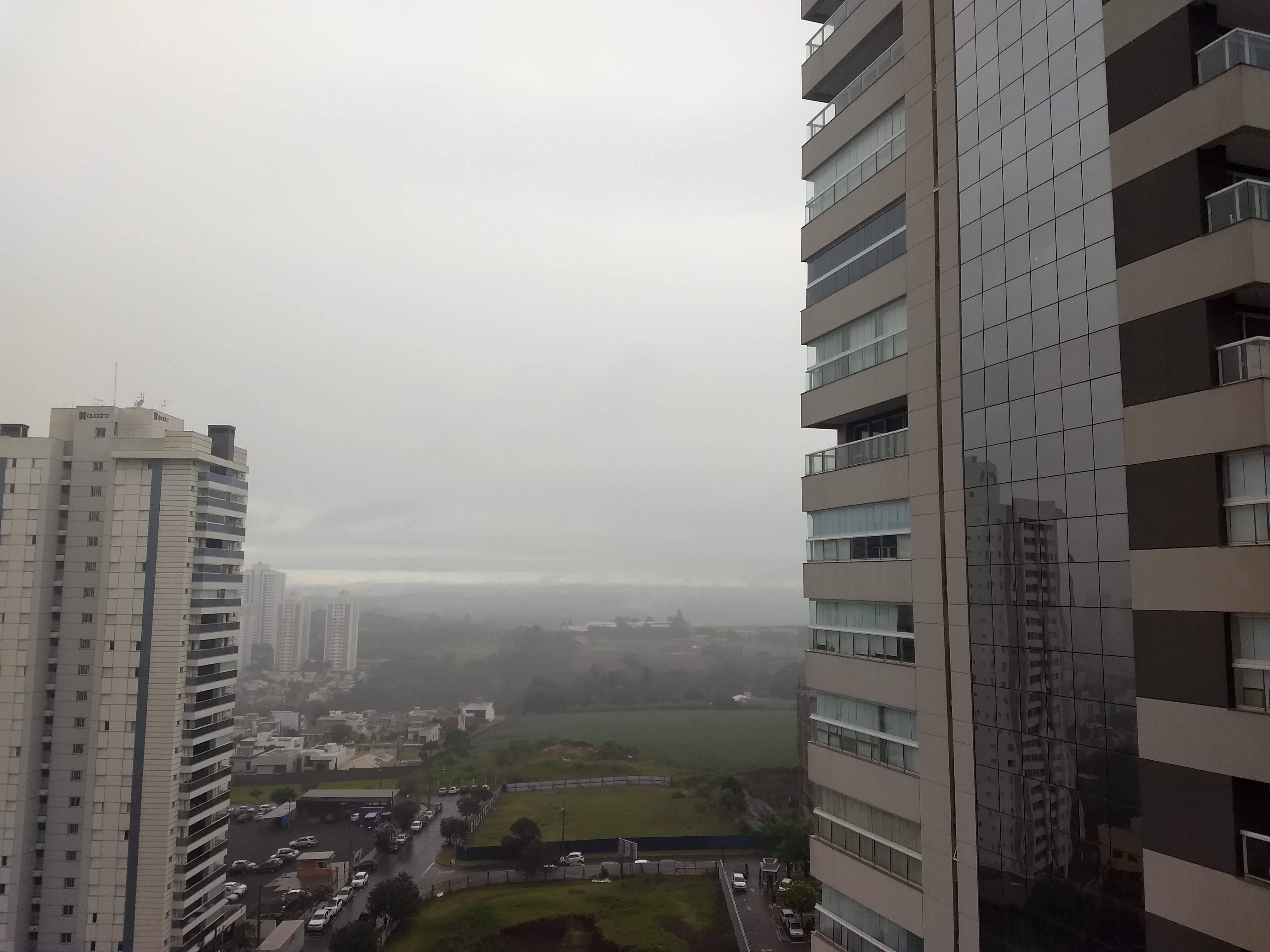 Mau tempo provocou o cancelamento de voos em Londrina.