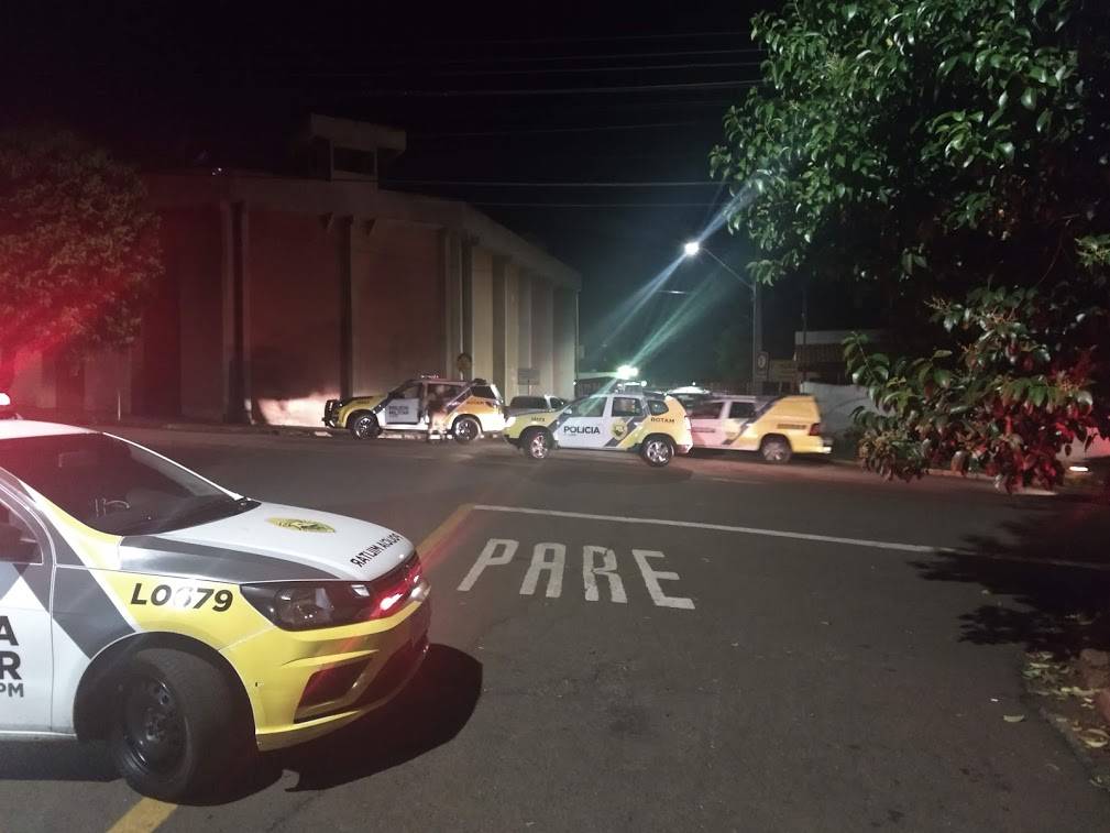 A rebelião na PEL 1 (Penitenciária Estadual de Londrina), que começou por volta das 18 horas de sábado (25), terminou depois de seis horas de negociação entre os presos e as autoridades presentes.