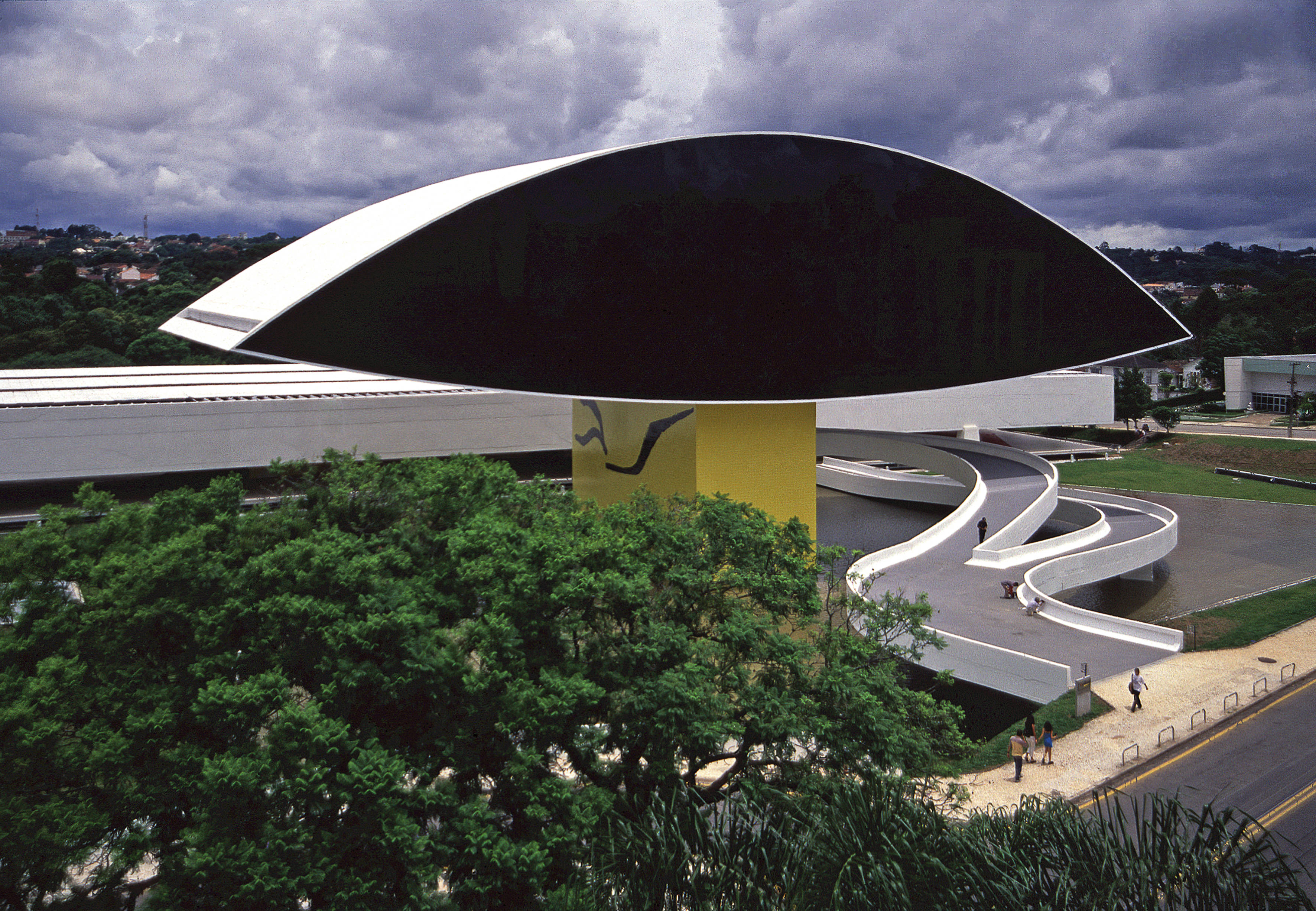 Conhecido pelo "olho' arquitetônico criado por Oscar Niemeyer, o museu oferece pelo lado de dentro a vista de obras igualmente belas