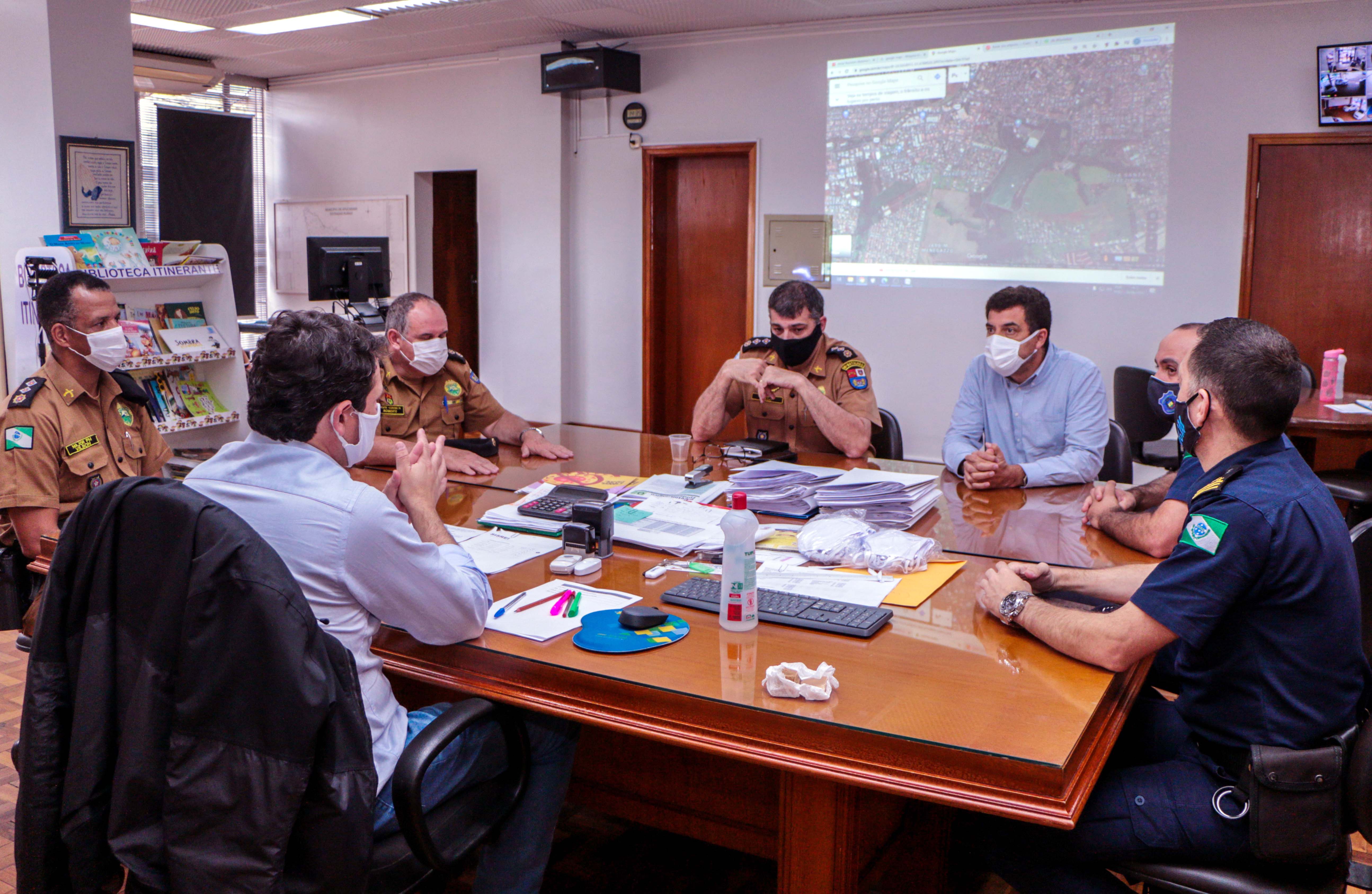 O prefeito Junior da Femac em reunião que discutiu os detalhes do fechamento dos parques na cidade.