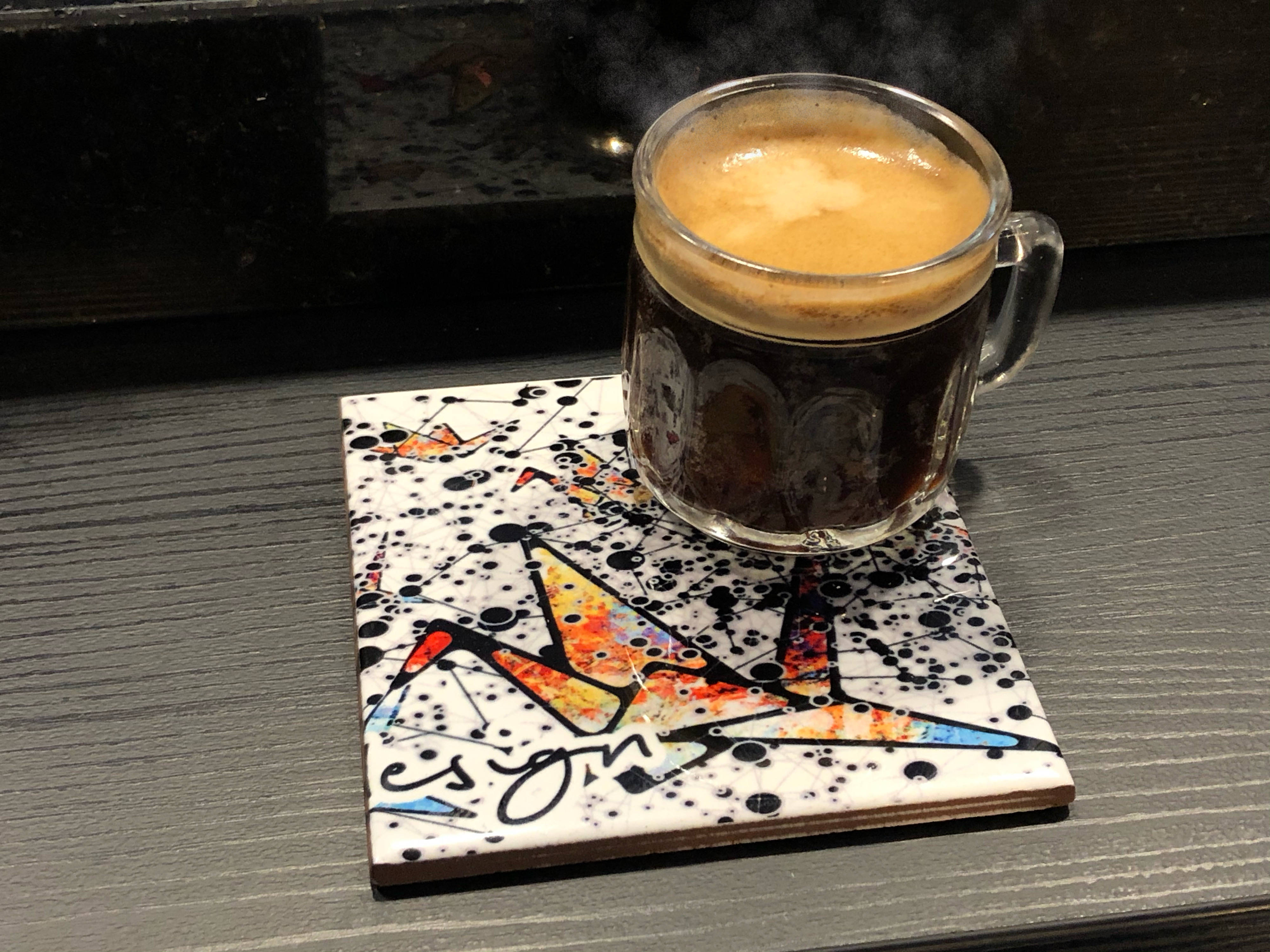 Uma das sugestões de uso da peças de cerâmica é uma pausa para um café, um dos símbolos de nossa Londrina
