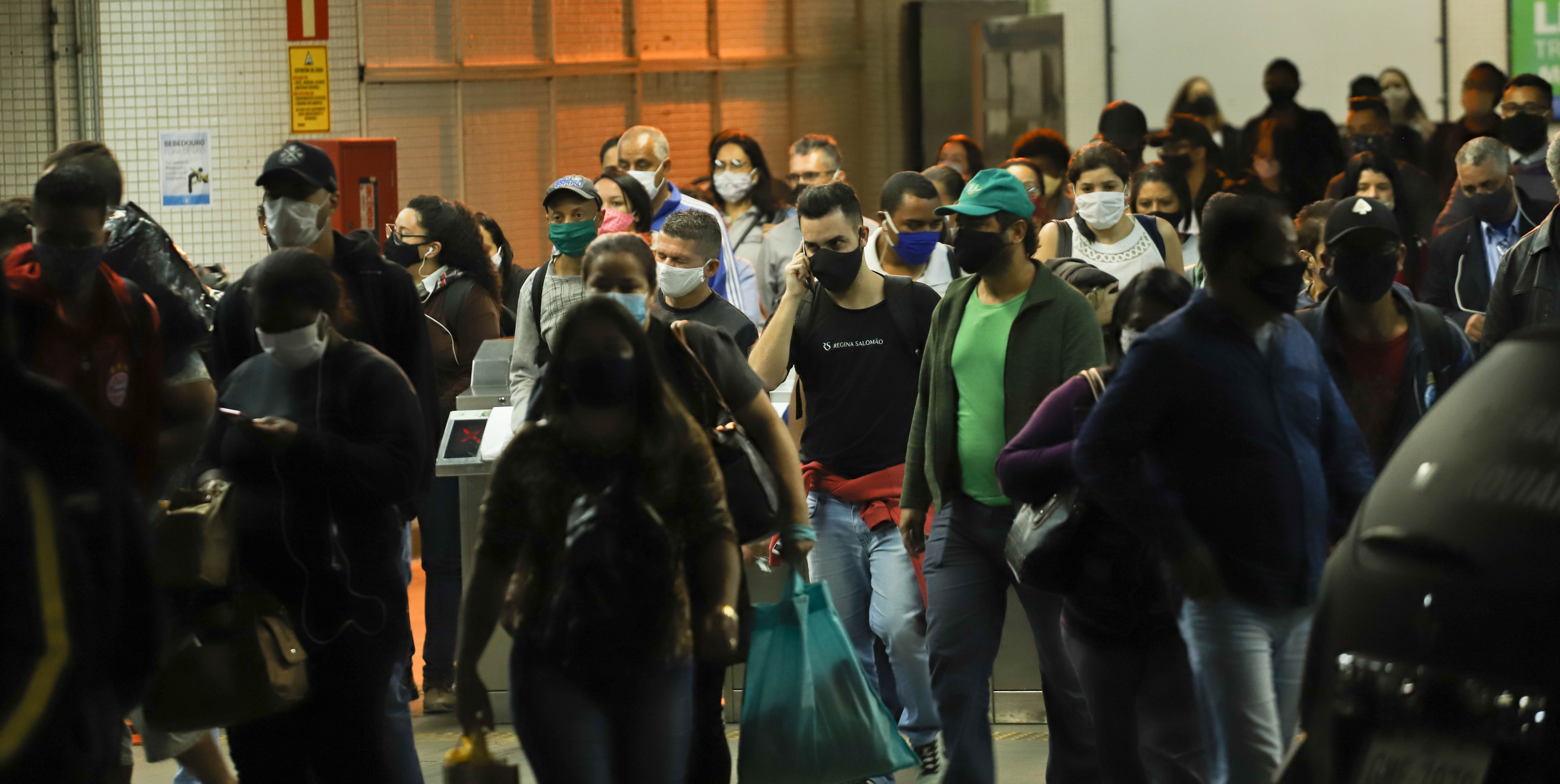 Metrô lotado em Contagem, na Região Metropolitana de Belo Horizonte