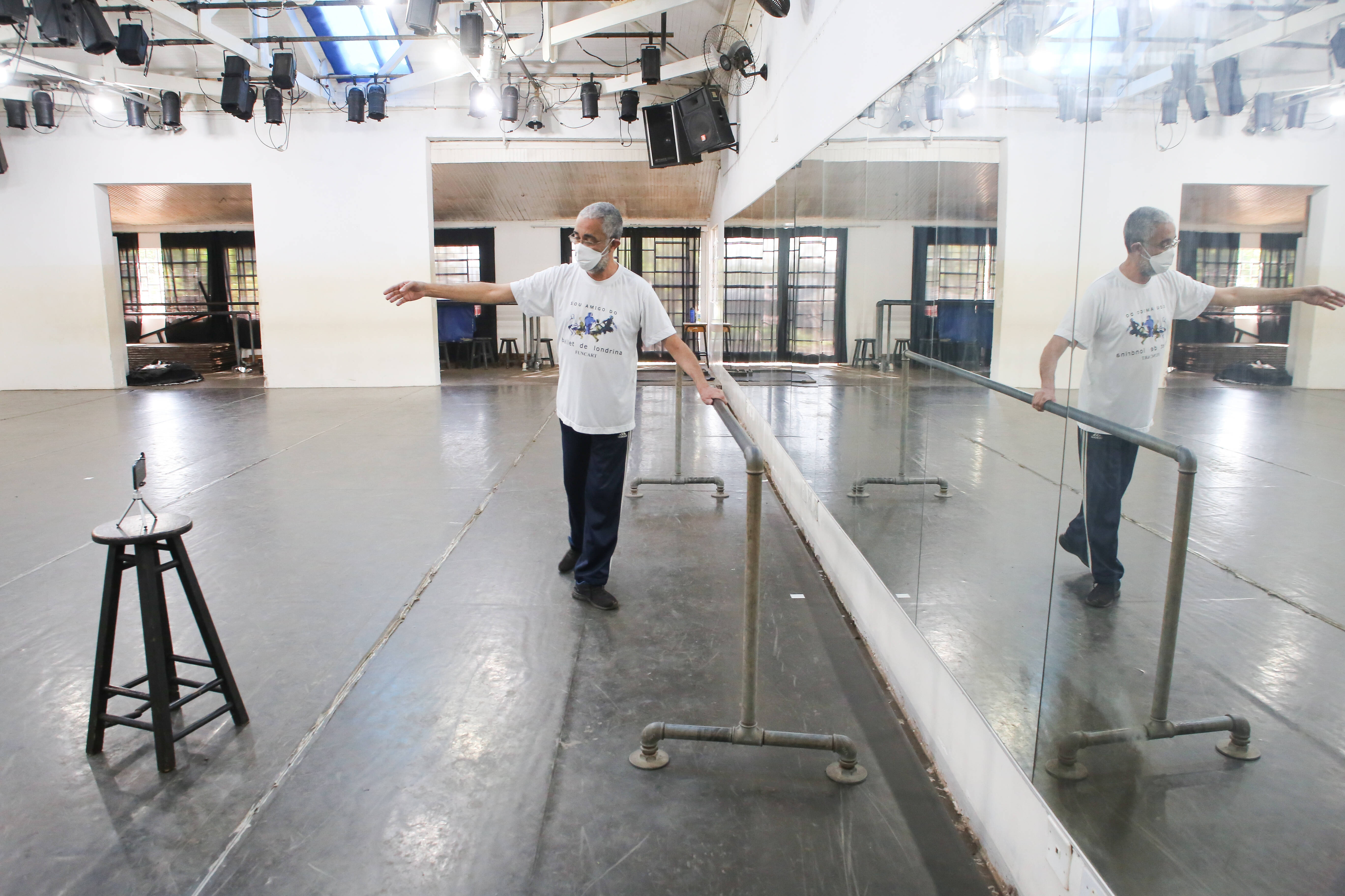 O diretor do Ballet de Londrina, Leonardo Ramos, se conecta com os bailarino por videoconferência com os outros 13 integrantes do grupo