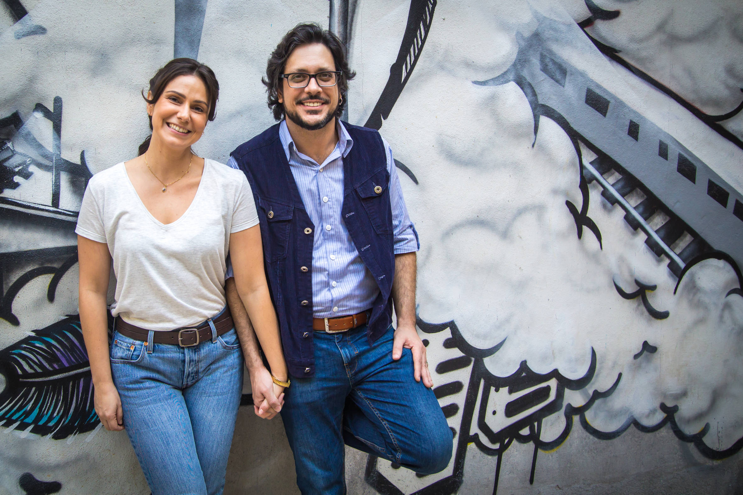 Roney e Josefina se beijam.