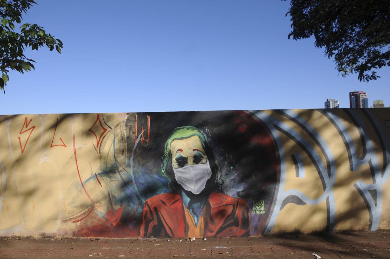 O Coringa grafitado por Jota Dias na Av.JK: personagem 'fora da lei' ficou obediente na pandemia