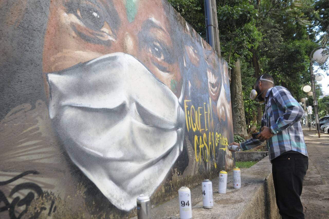 Carão refez com máscara um de seus grafites mais populares que pode ser visto no Bosque Central