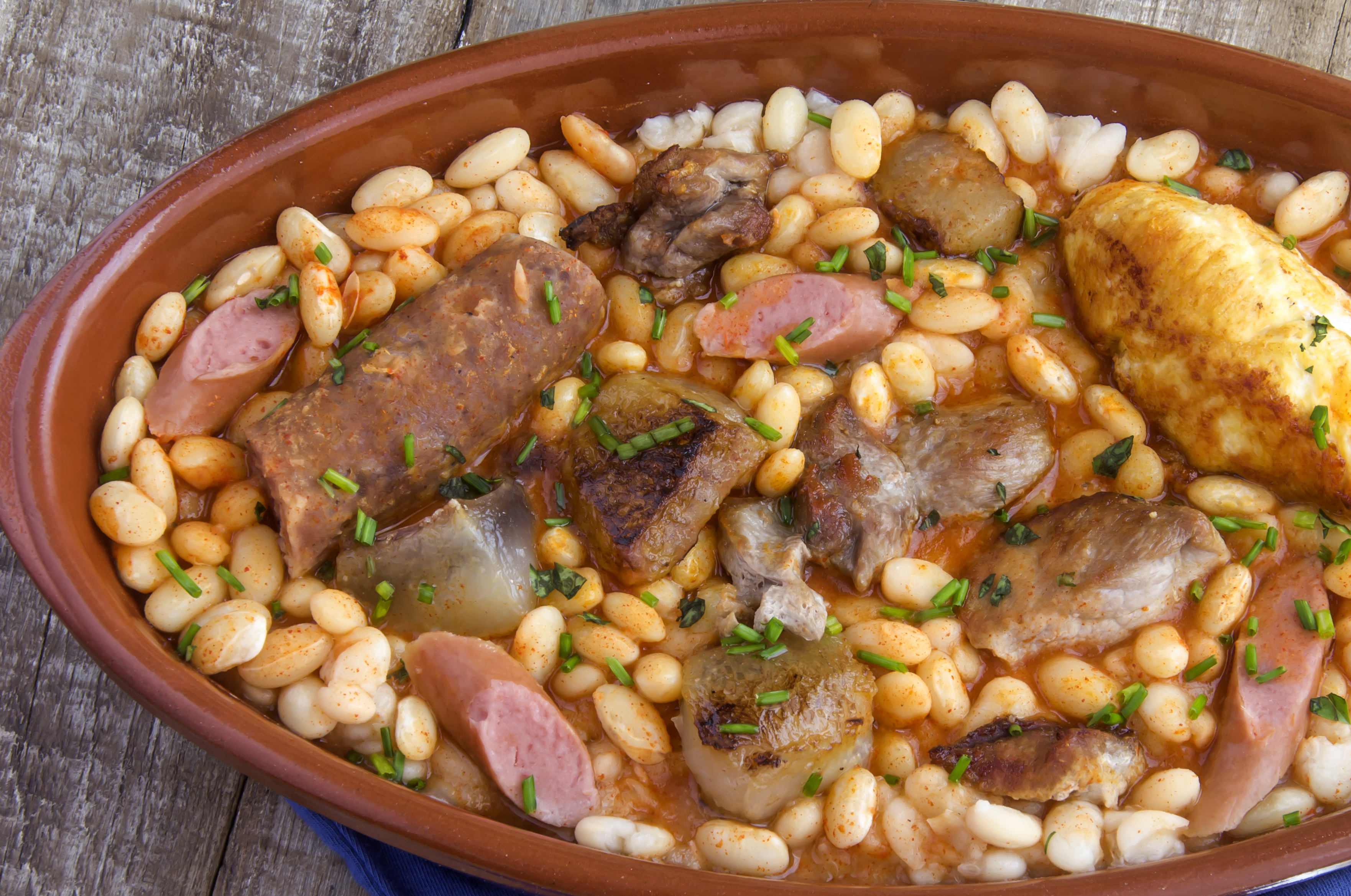 Cassoulet: com feijão branco e carnes diversas, pode ser servido com uma farofa de farinha de rosca