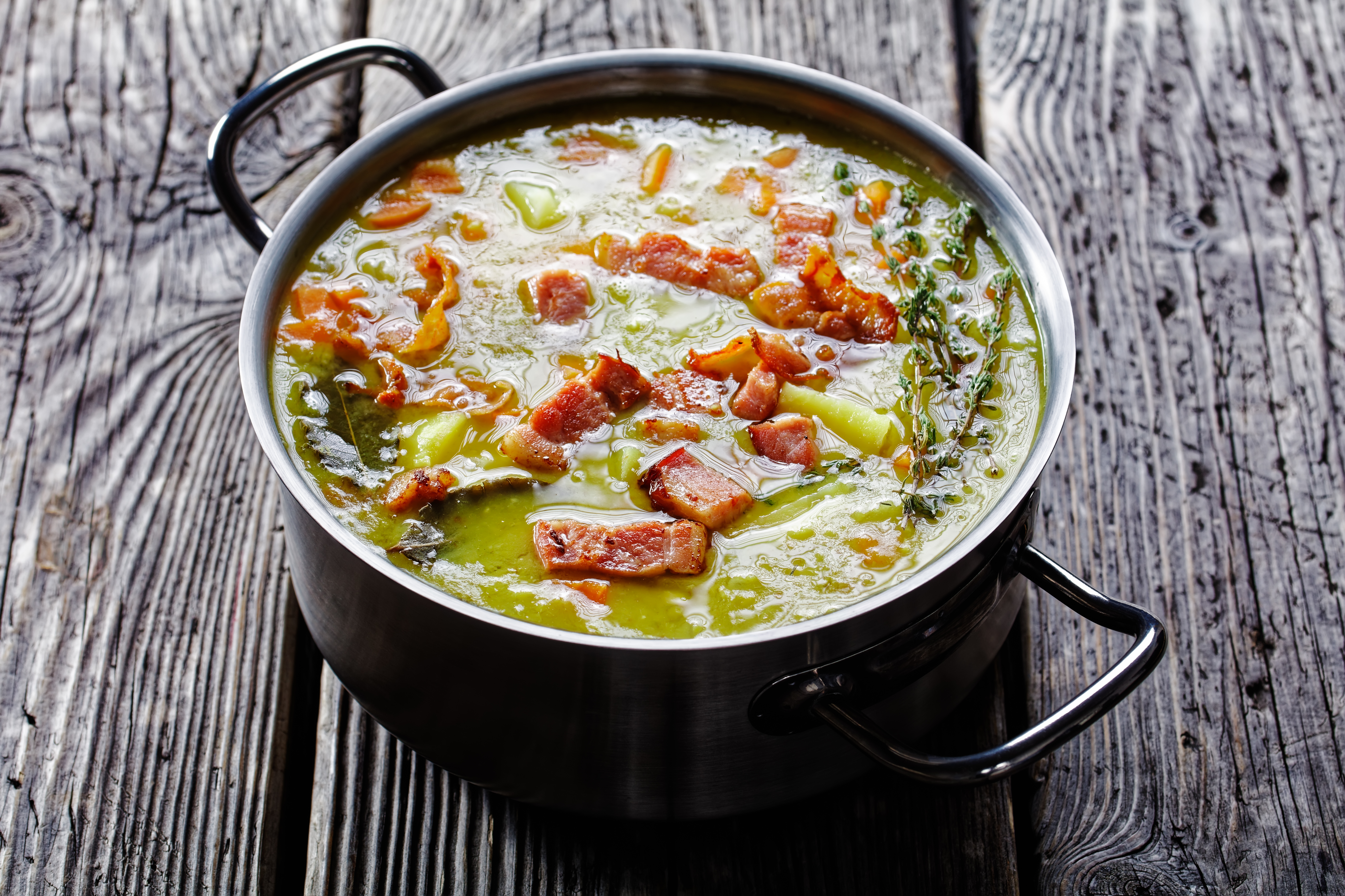 Sopa de ervilhas com bacon: uma das preferidas no inverno