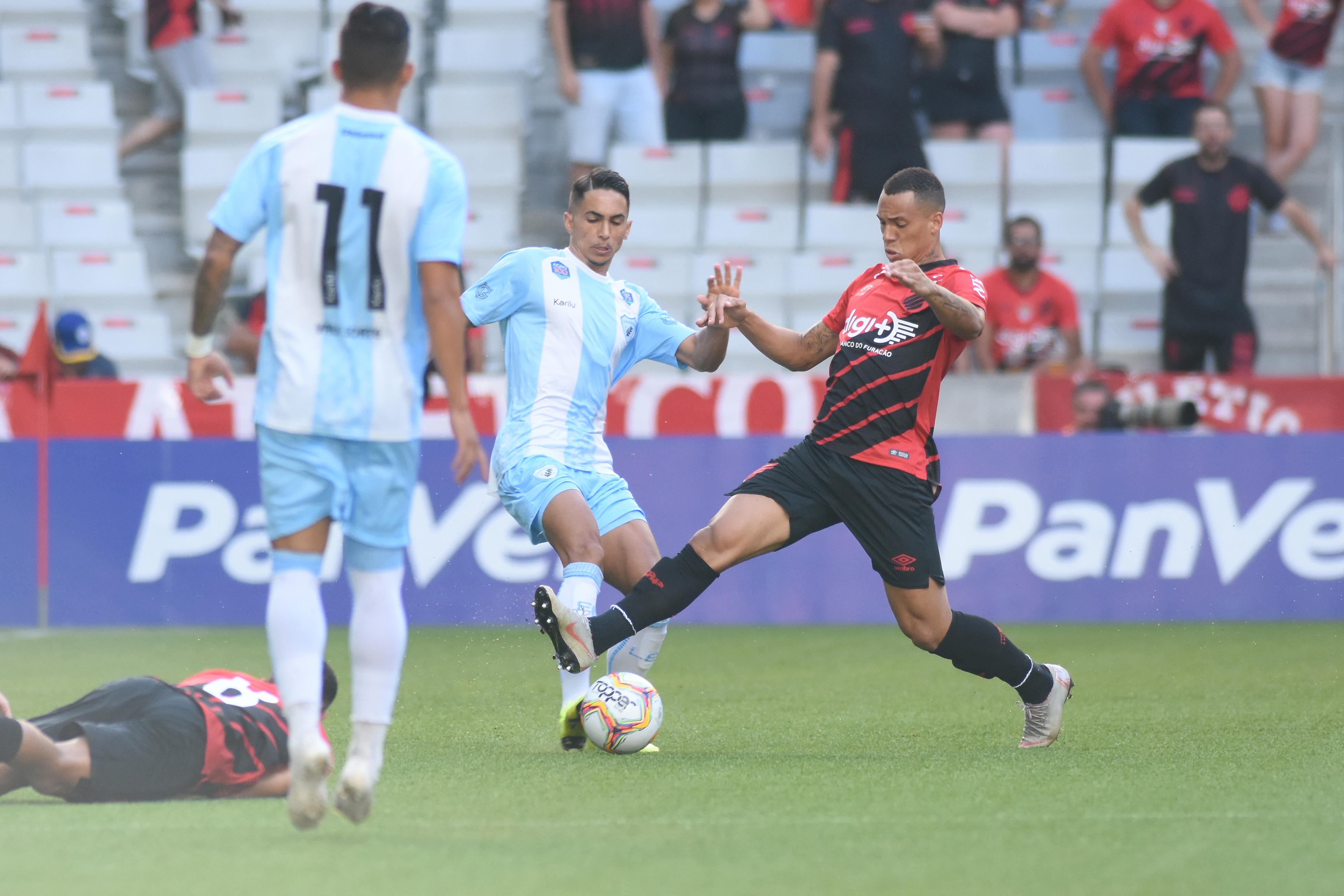 Na primeira fase, antes da paralisação do Estadual, o Athletico venceu na Arena por 4 a 1