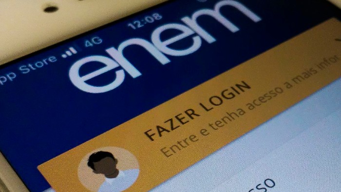MPPR argumenta que eram utilizados termos em anúncios publicitários os quais levavam os alunos a supor que conseguiriam concluir o ensino médio em menos tempo e receberiam certificação do MEC.