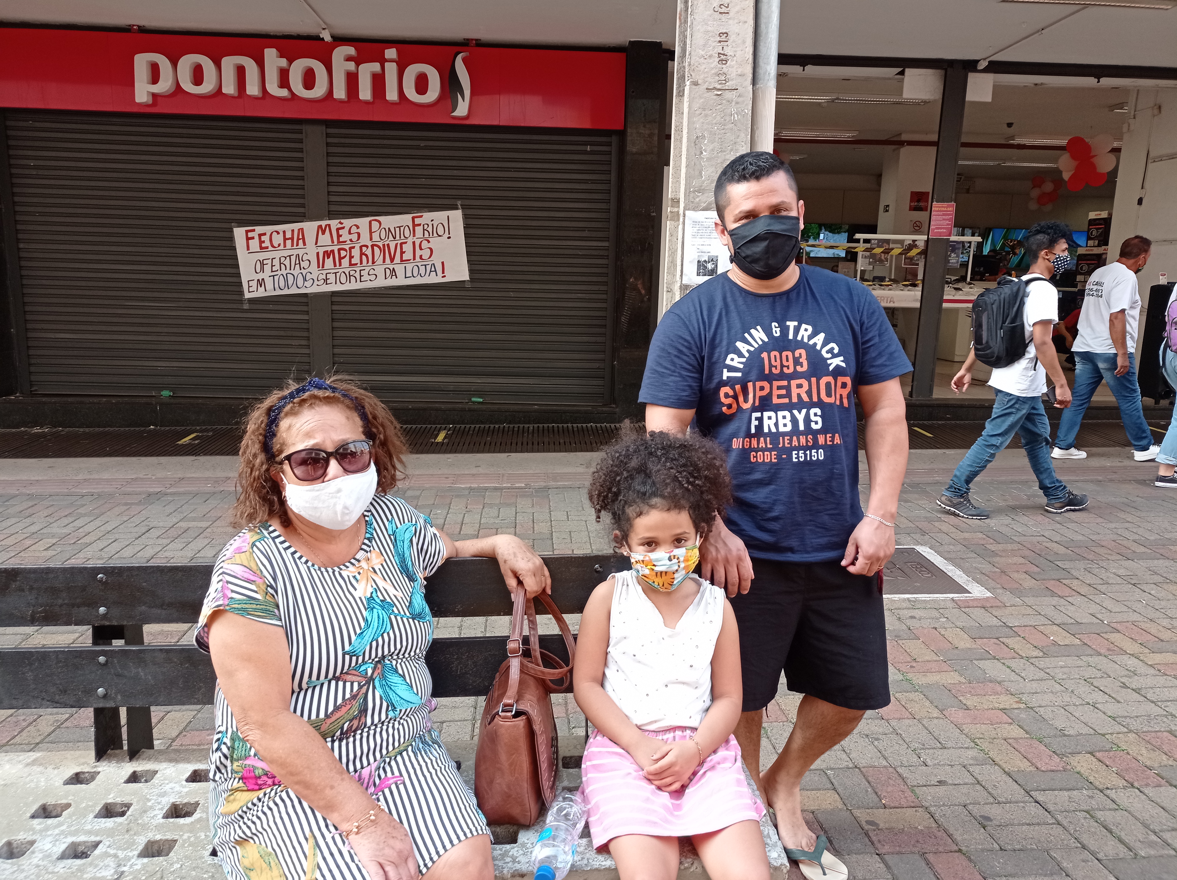 Helena Vieira, Maria Alice (6 anos) e Marcos Antônio: mais tempo para compras
