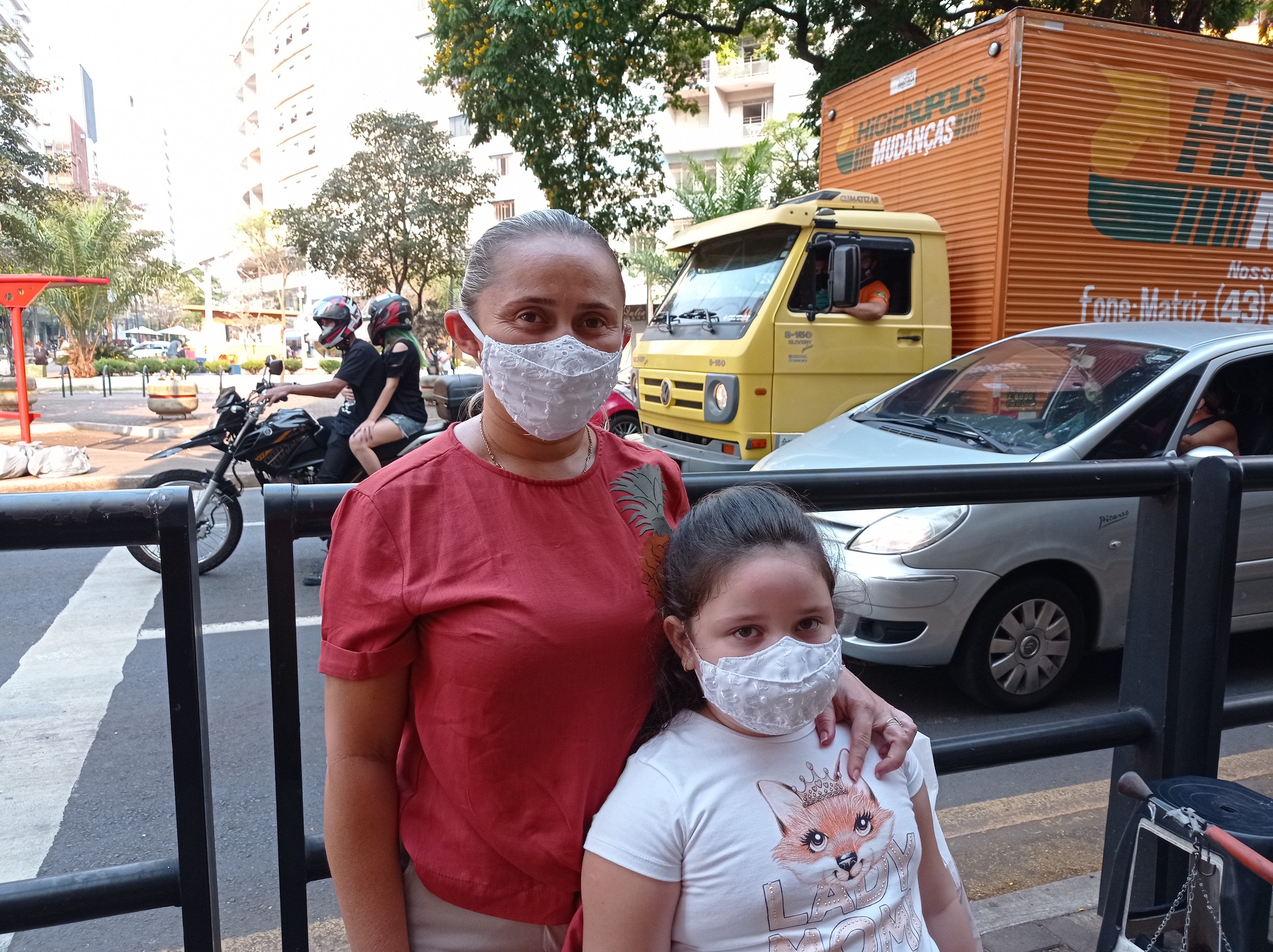 Loedna Monteiro e a filha Julia, de 5 anos aproveitaram primeiro dia de horário ampliado do comércio para compras