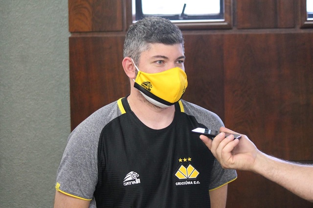 O médico do Criciúma, Ricardo Furtado, disse que jogadores foram retirados da relação de jogo.