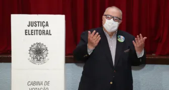 Greca garante reeleição em 1º turno em Curitiba
