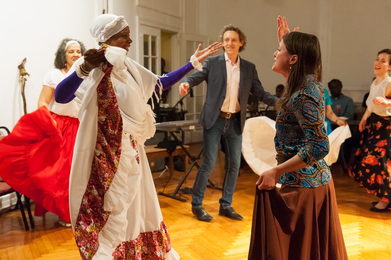 O diretor italiano Mario Biagini desenvolve ações artísticas no Open Program, em Nova Iorque, com comunidades carentes: "Continuamos aprendendo muito com eles, caso contrário, nos tornaríamos lindas 'múmias culturais"