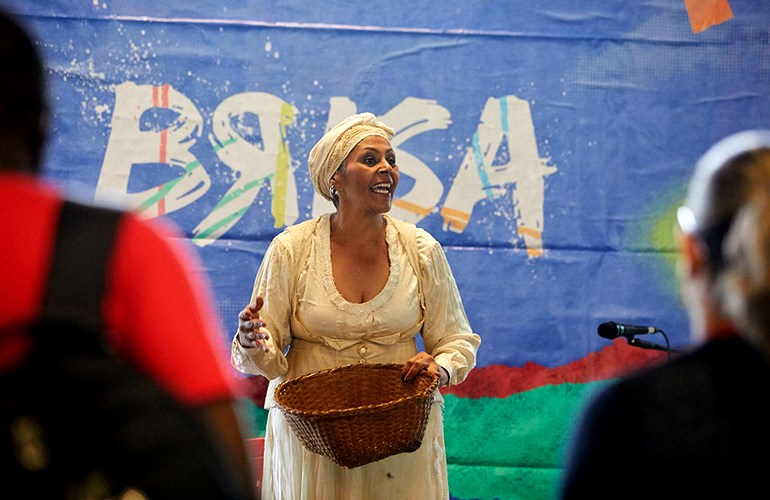 Em Londrina, artistas trabalham no projeto Brisa com pessoas em situação de rua que querem trocar as drogas pela arte