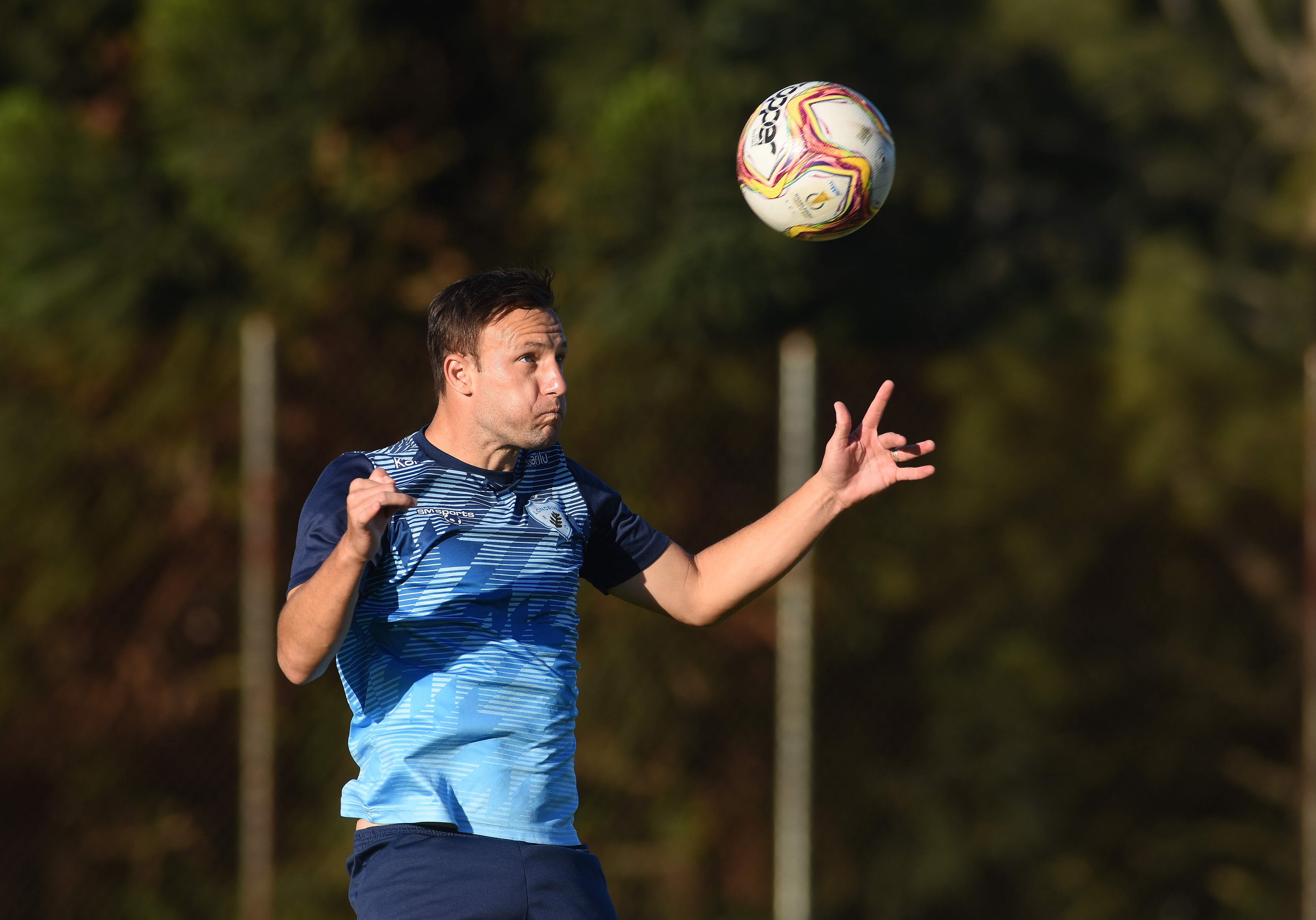 O volante Escobar volta a ser titular no Londrina no jogo deste domingo