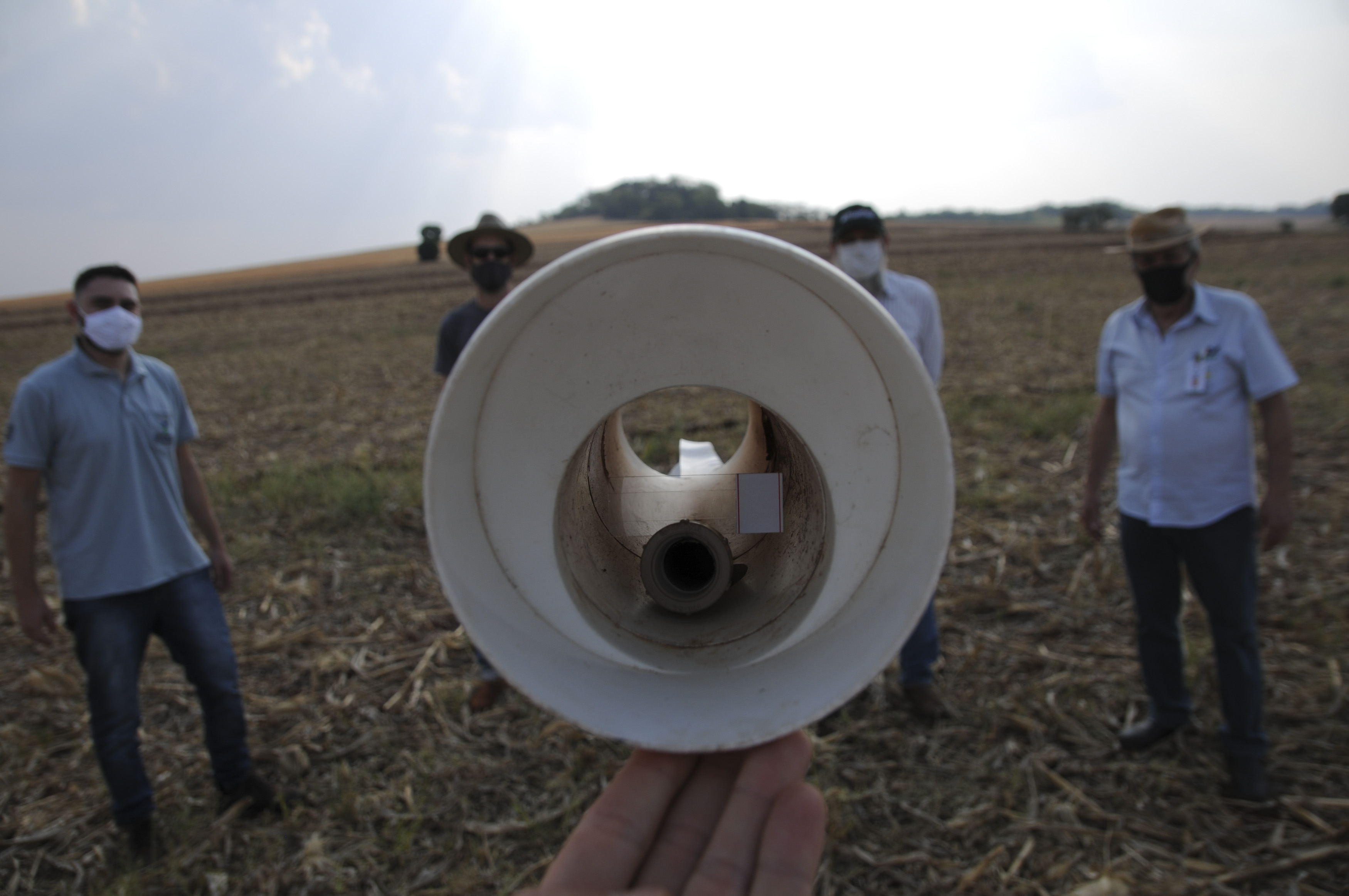Equipamento é feito com uma estrutura de cano de PVC que possui uma lâmina microscópica no interior