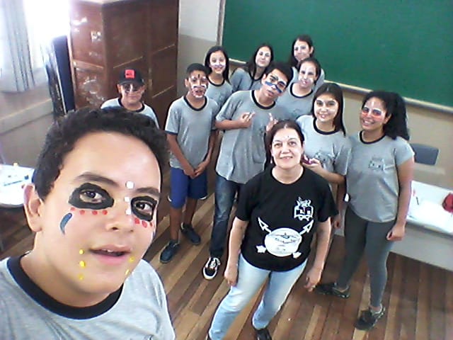 A professora de Artes Adriana Vitorino com alunos do Colégio Estadual da Warta em sala de aula e, hoje, dando aulas em casa pela internet
