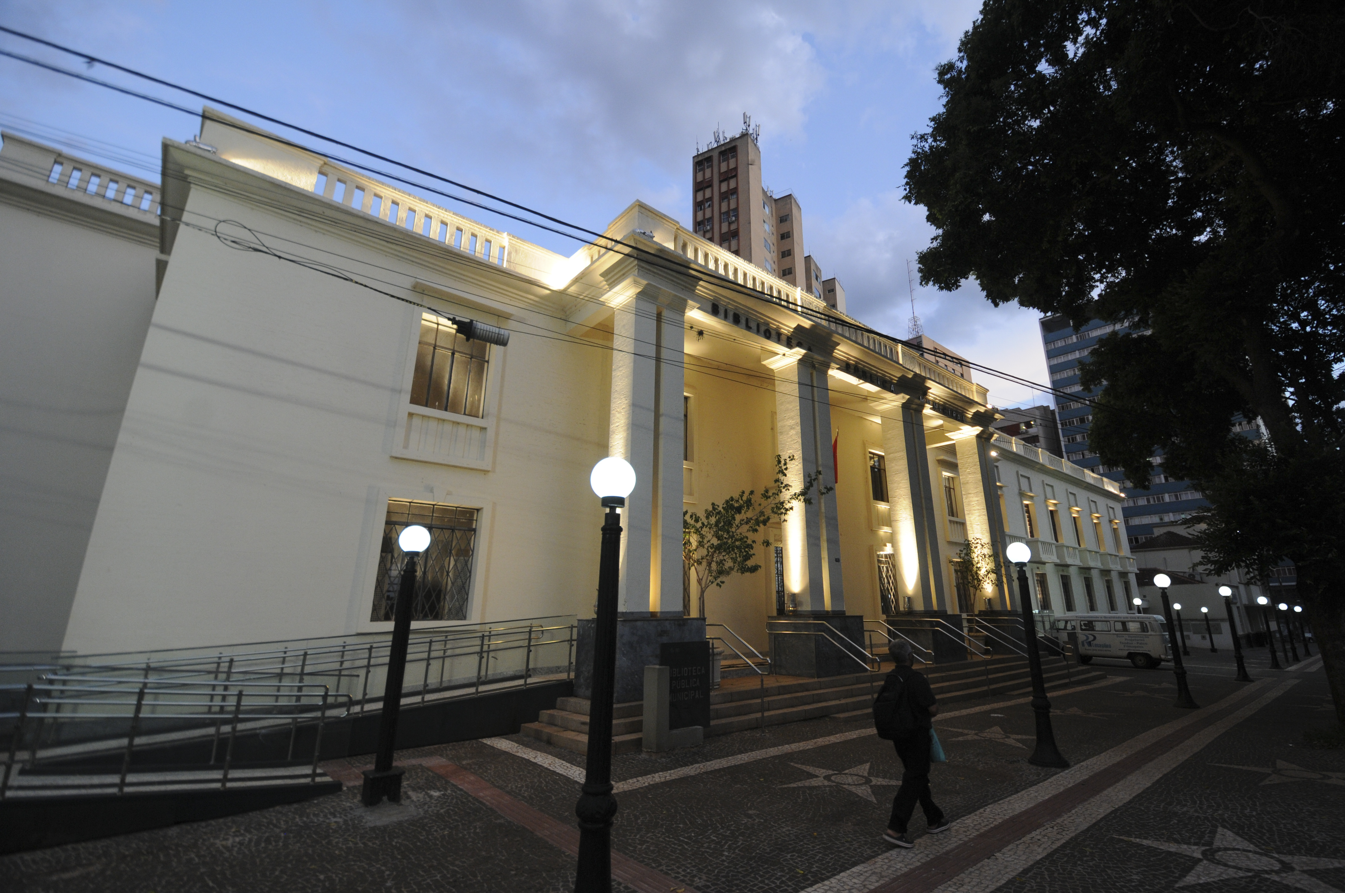 Biblioteca Pública Municipal: prédio que foi revitalizado ganha mais destaque com a iluminação especial