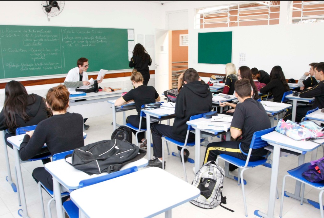A Secretaria de Estado da Educação e do Esporte publicou resolução determinando que professores do grupo de risco poderão assumir aulas extraordinárias.
