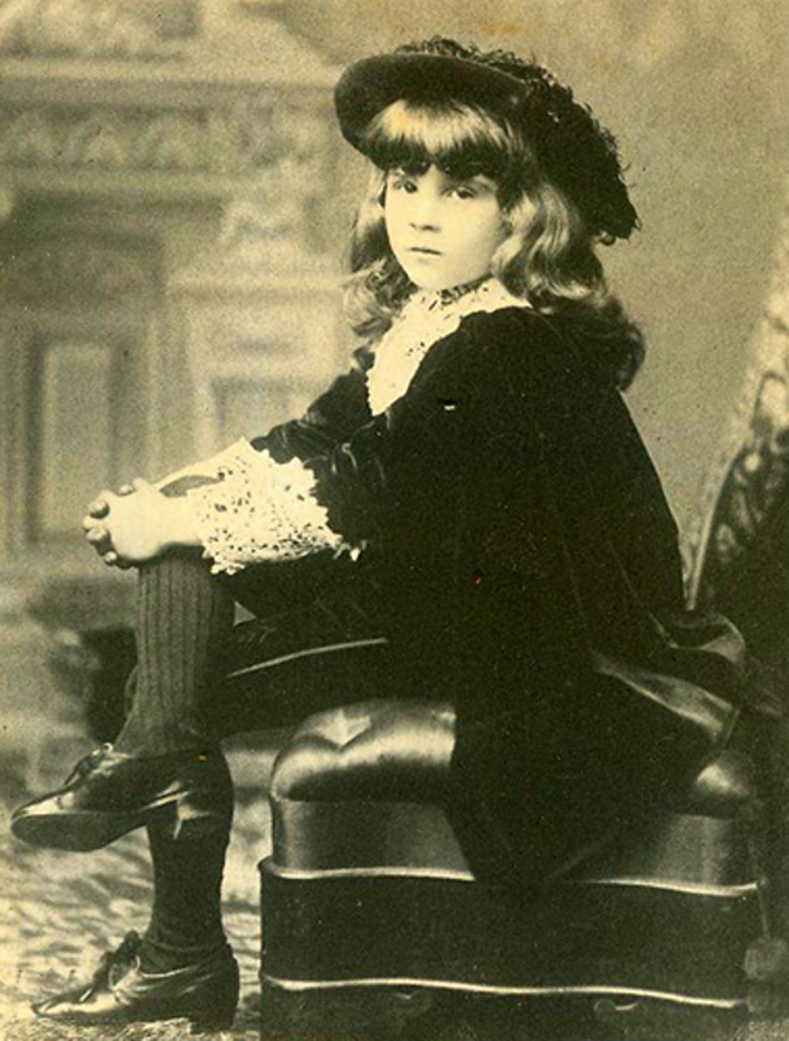 Frances Hodgson Burnett, autora de “O Jardim Secreto”, aos sete anos de idade