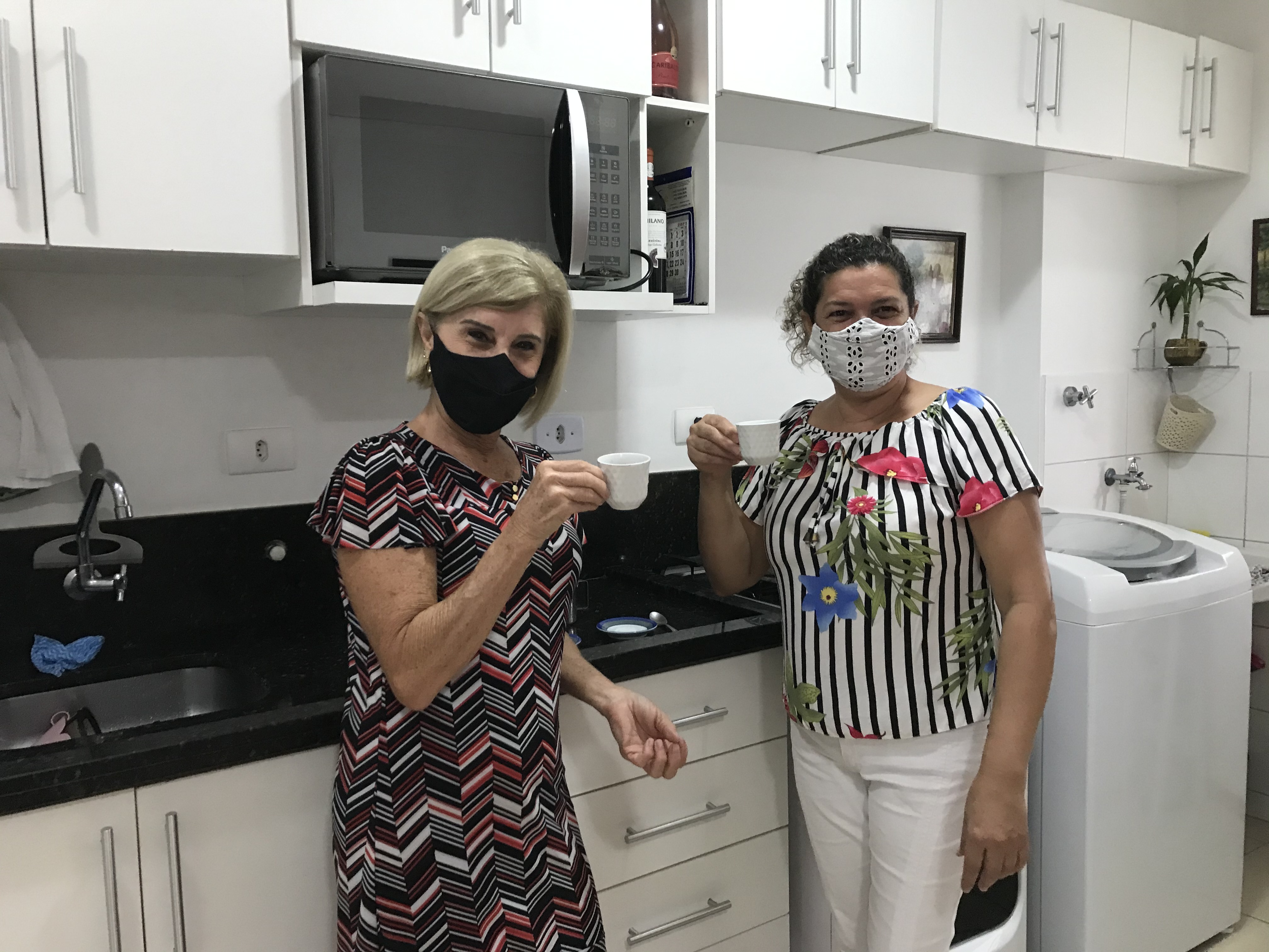 A professora aposentada Sandra Gomes e a diarista Marli: parceria ultrapassa 20 anos e resiste na pandemia